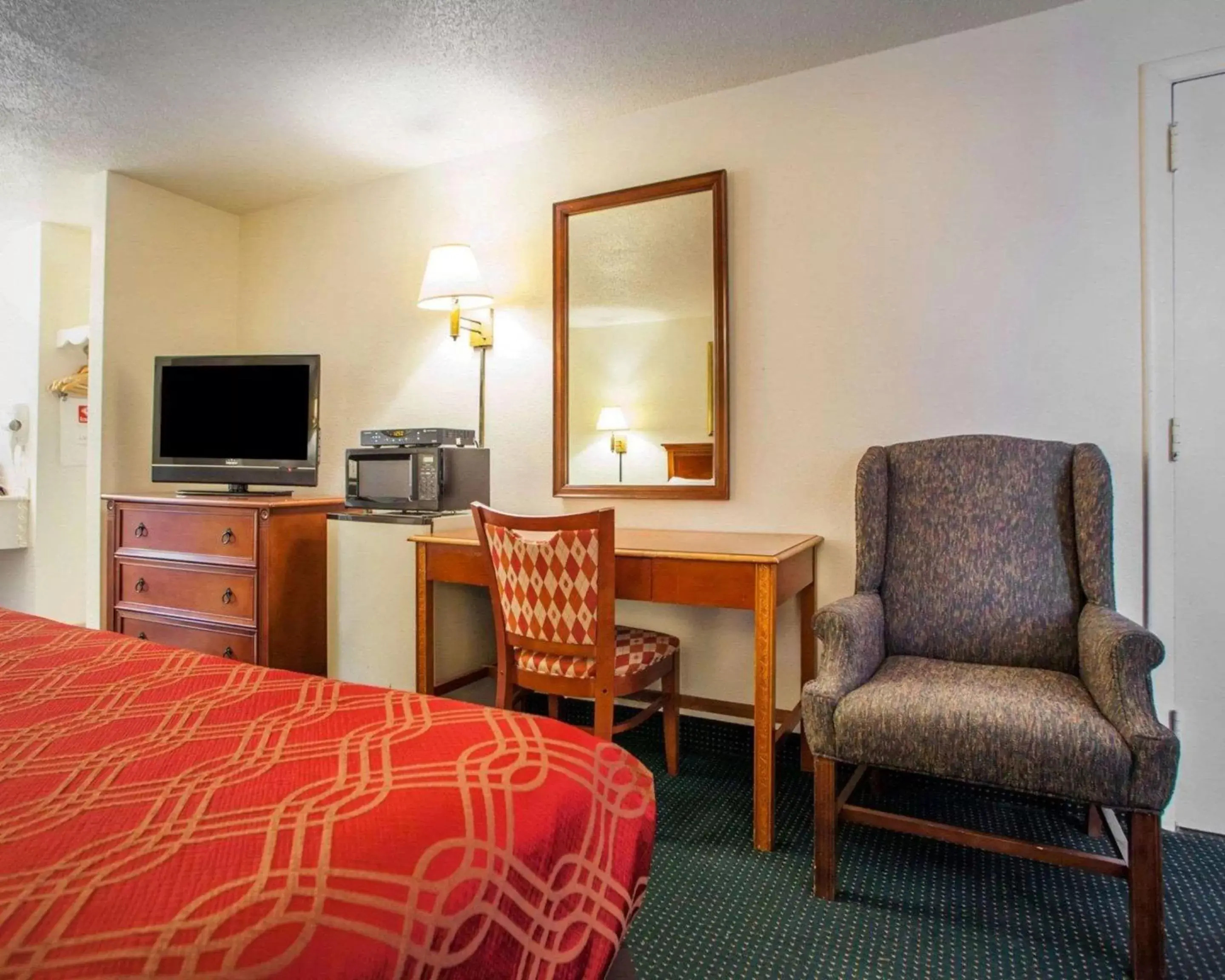 Photo of the whole room, TV/Entertainment Center in Econo Lodge Somers Point