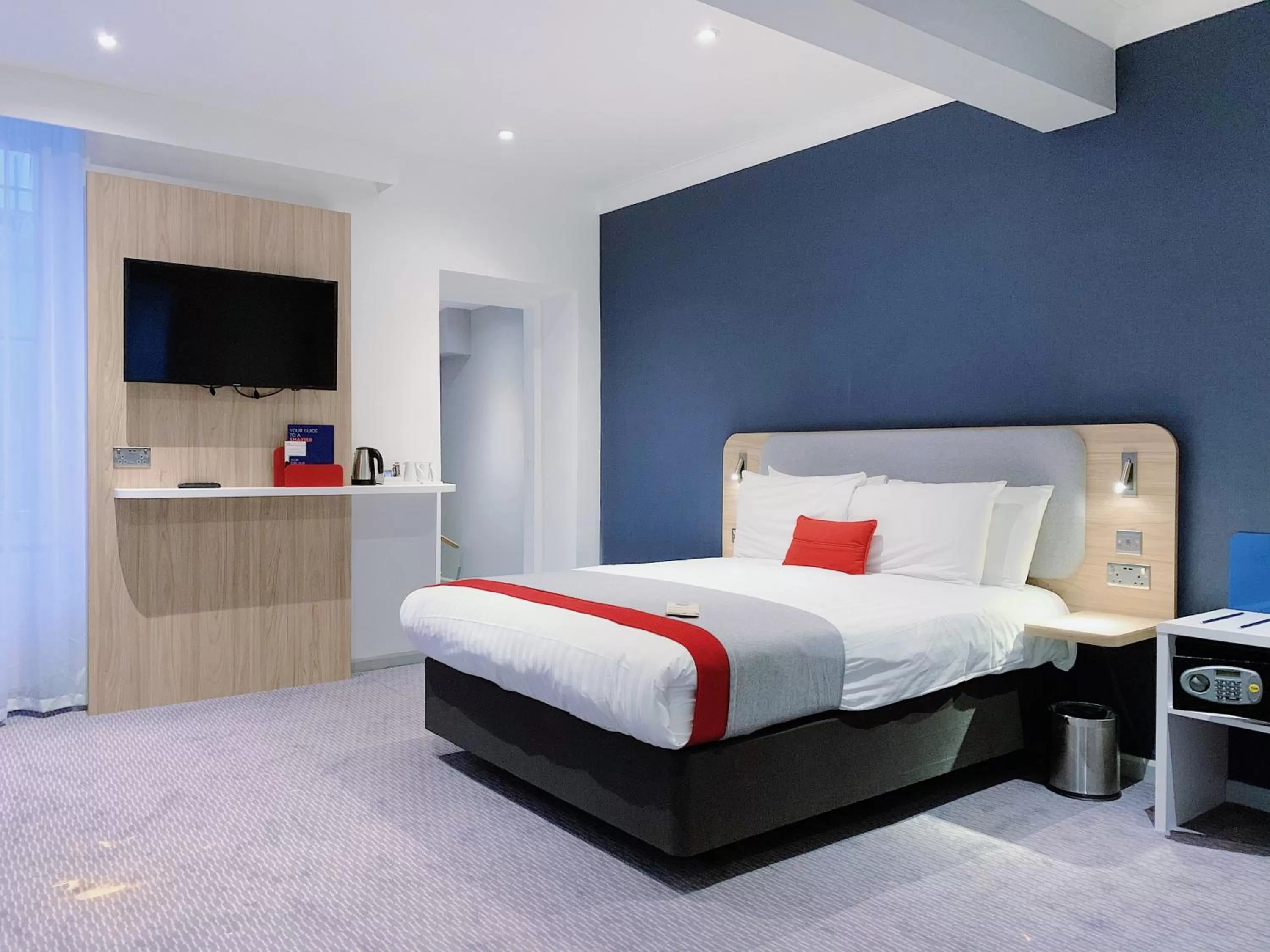 Photo of the whole room, Bed in Holiday Inn Express London Victoria by IHG