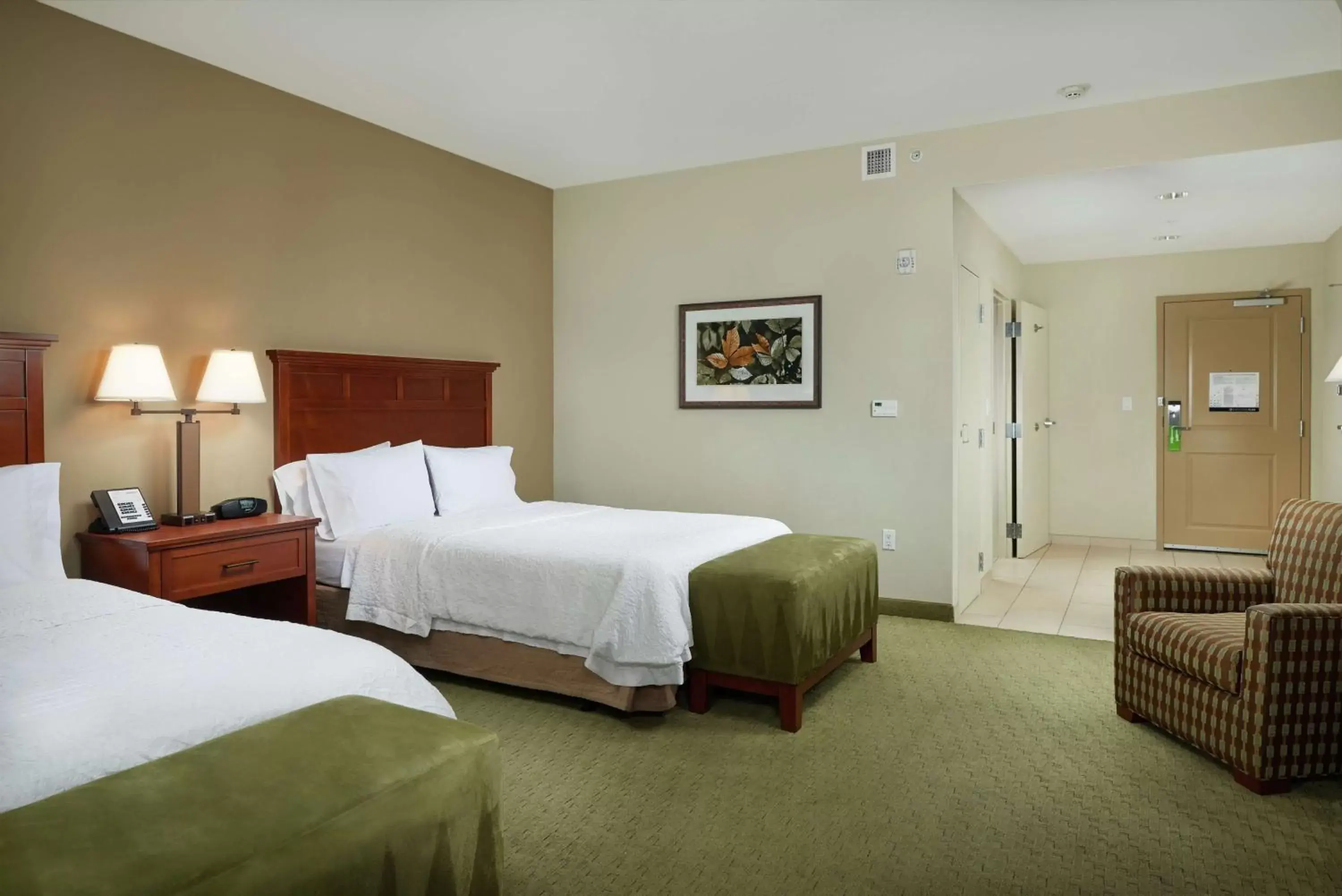 Photo of the whole room, Bed in Hampton Inn and Suites Salem