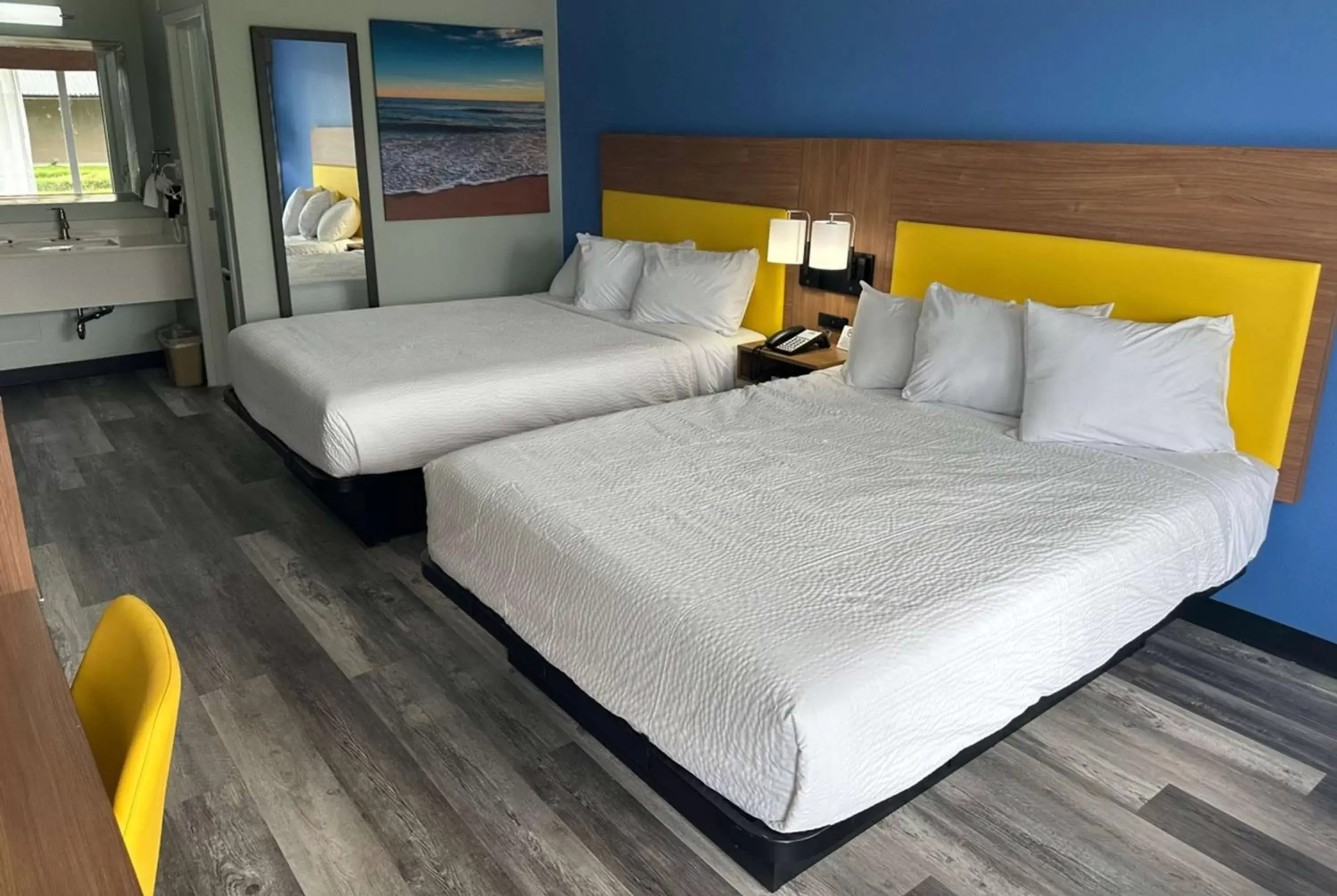 Photo of the whole room, Bed in Days Inn & Suites by Wyndham Jennings