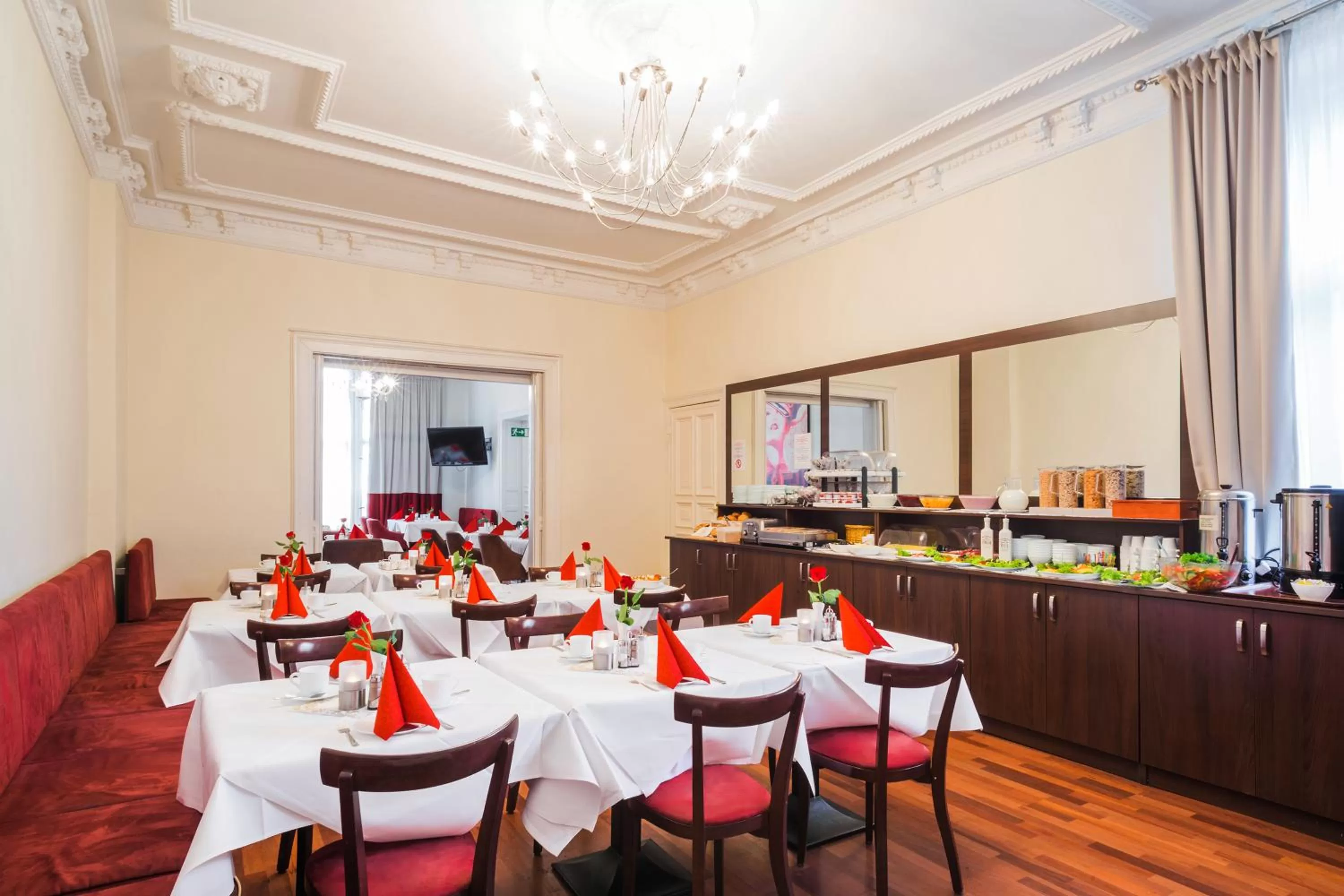Restaurant/places to eat in Upper Room Hotel Kurfürstendamm