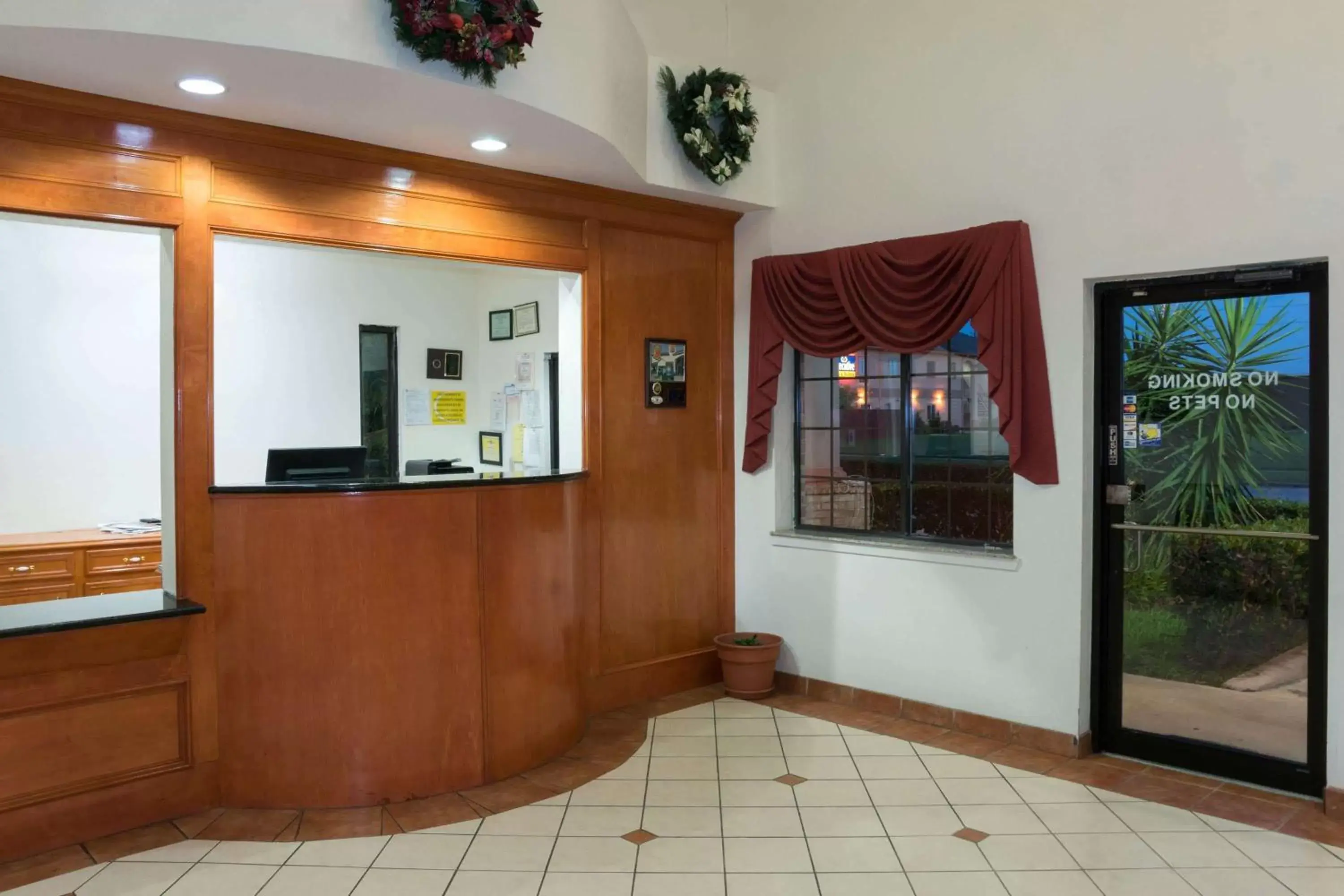 Lobby or reception, Lobby/Reception in Super 8 by Wyndham Stafford Sugarland Area