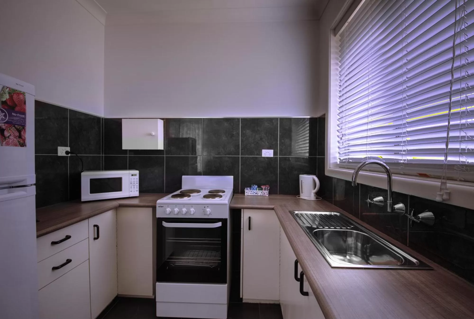 Kitchen or kitchenette in Tuncurry Motor Lodge