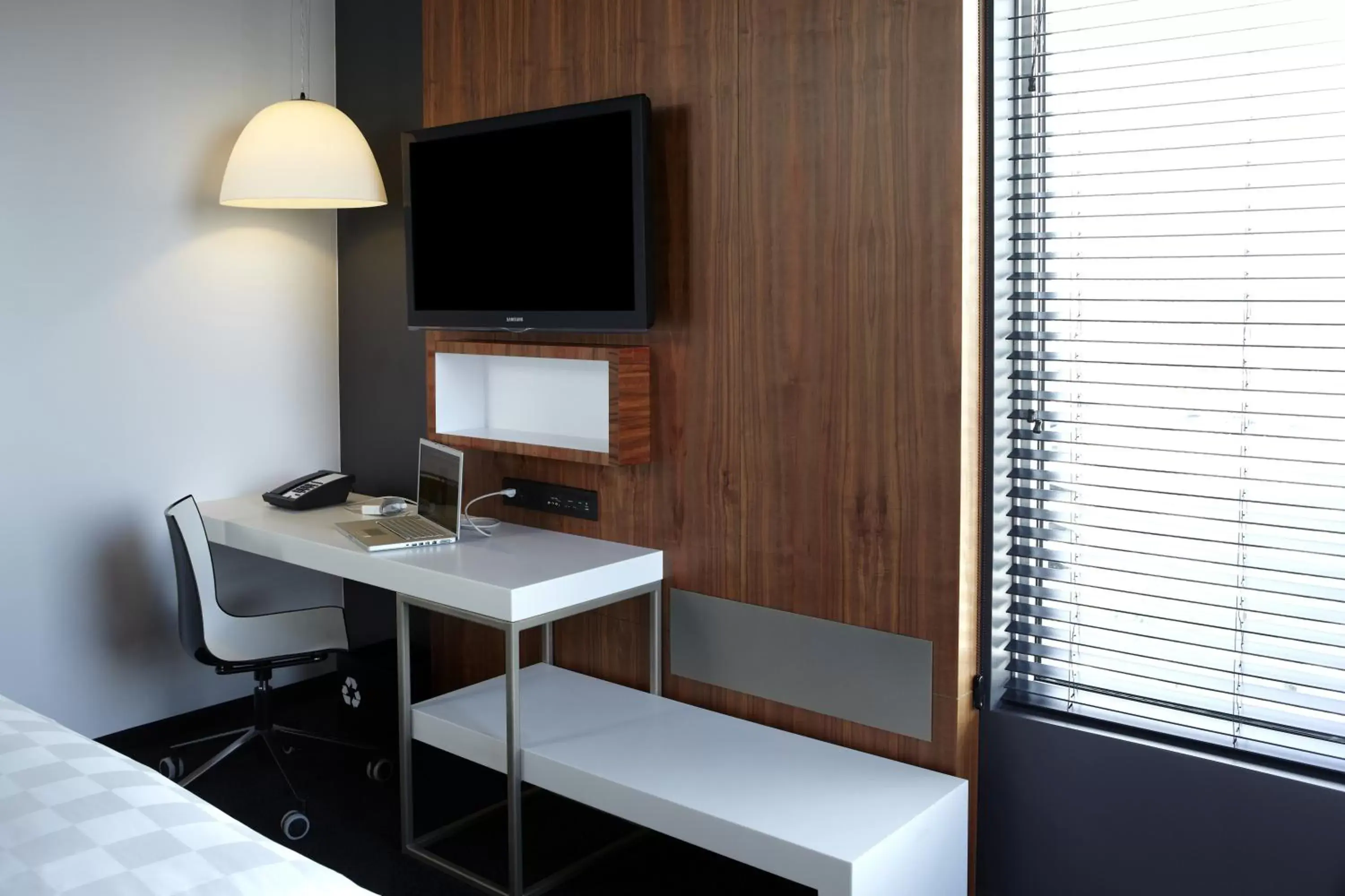 Seating area, TV/Entertainment Center in Alt Hotel Toronto Airport