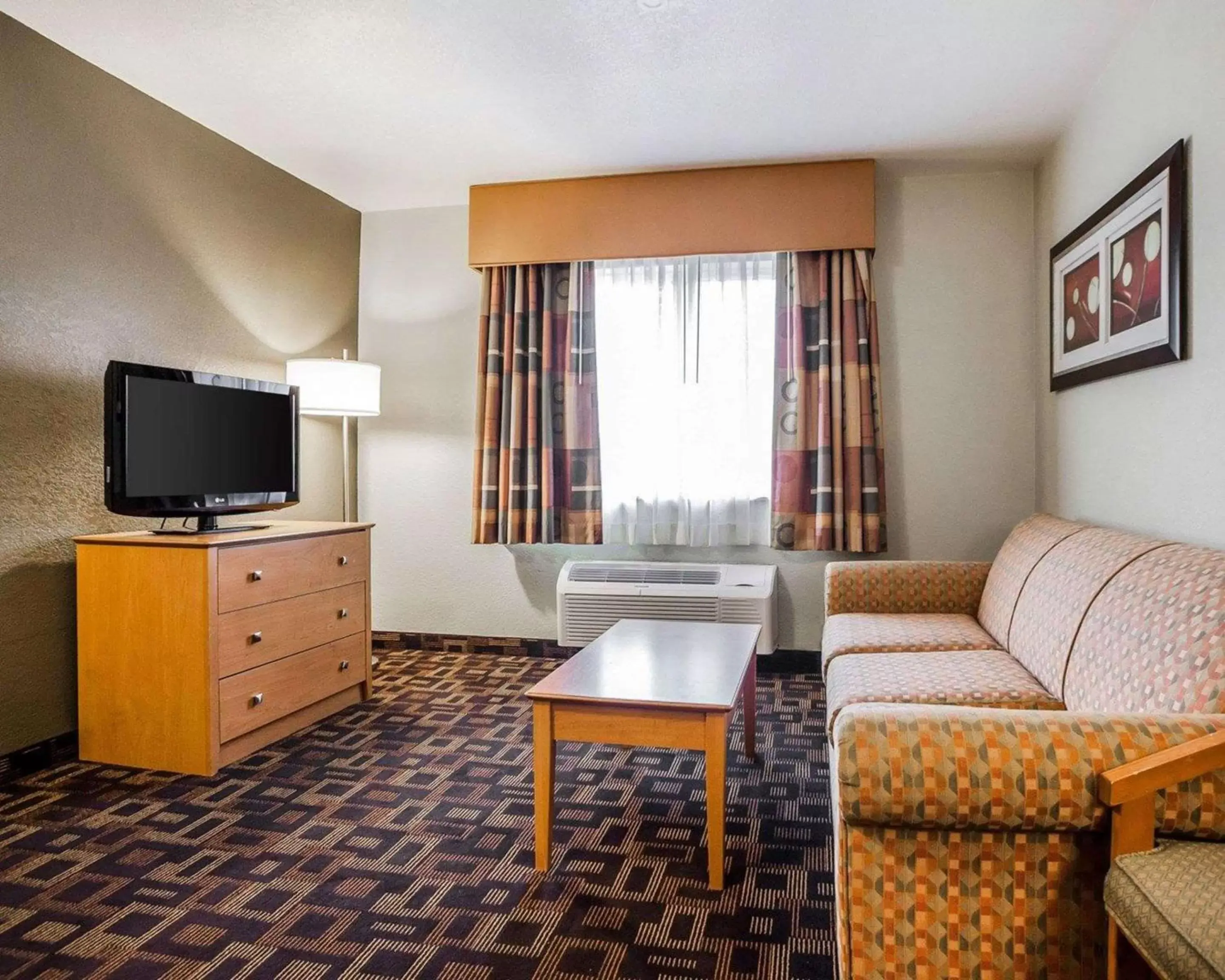 Photo of the whole room, Seating Area in Quality Inn & Suites Des Moines Airport
