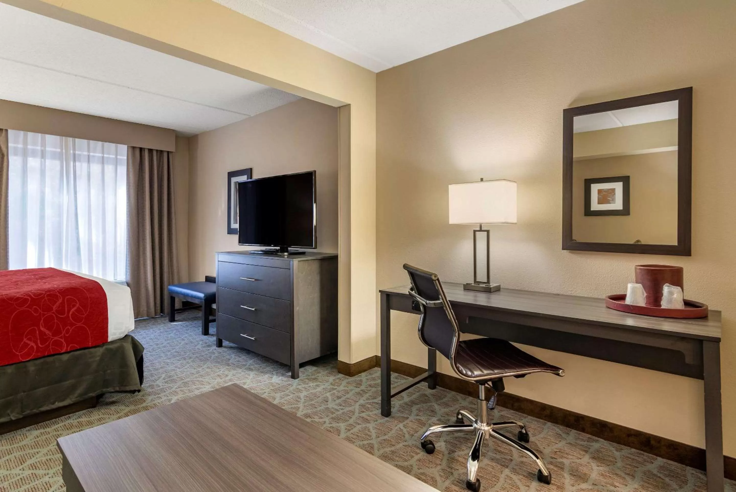 Photo of the whole room, Bed in Comfort Suites Alpharetta-Roswell - Atlanta Area