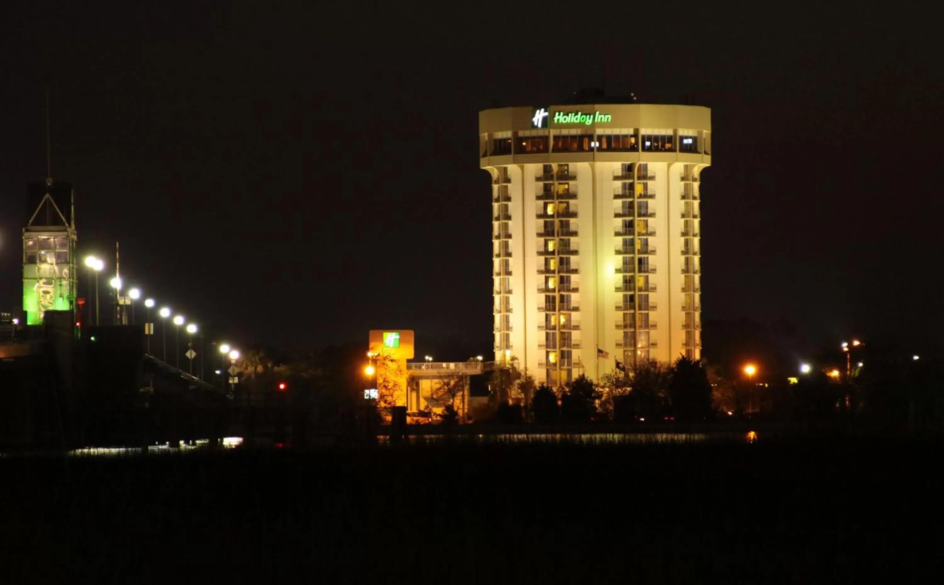 Property building in Holiday Inn Charleston-Riverview, an IHG Hotel