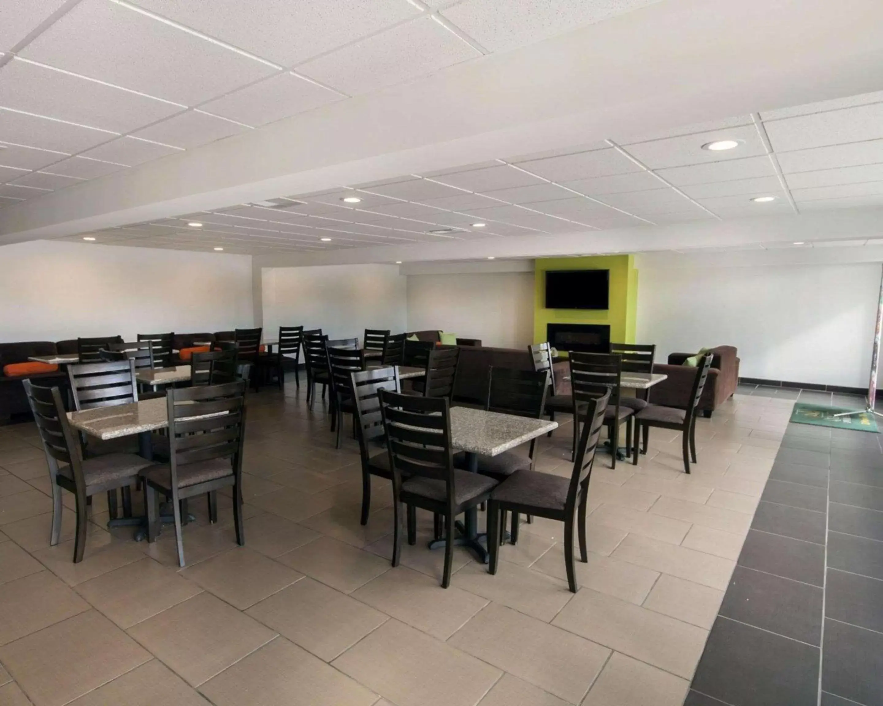 Restaurant/Places to Eat in Quality Inn & Suites Airport