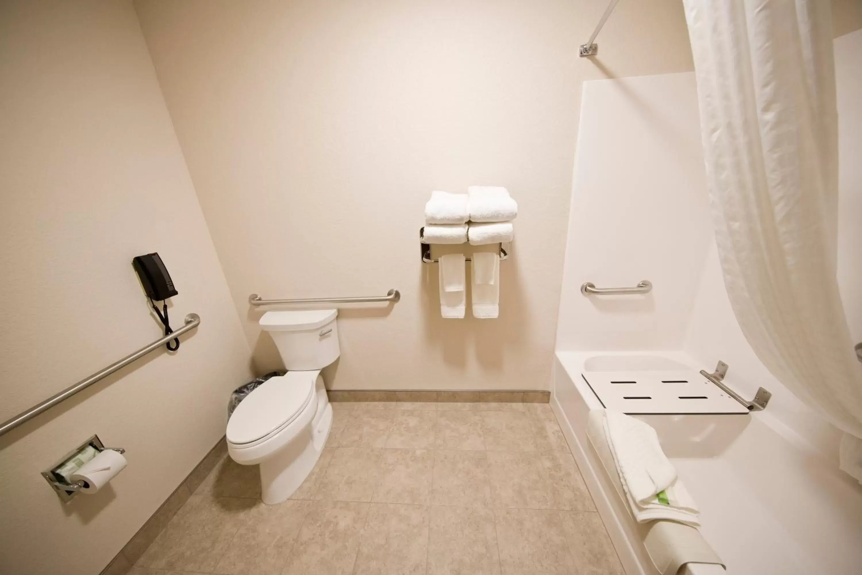 Bathroom in Cobblestone Inn & Suites – Manchester