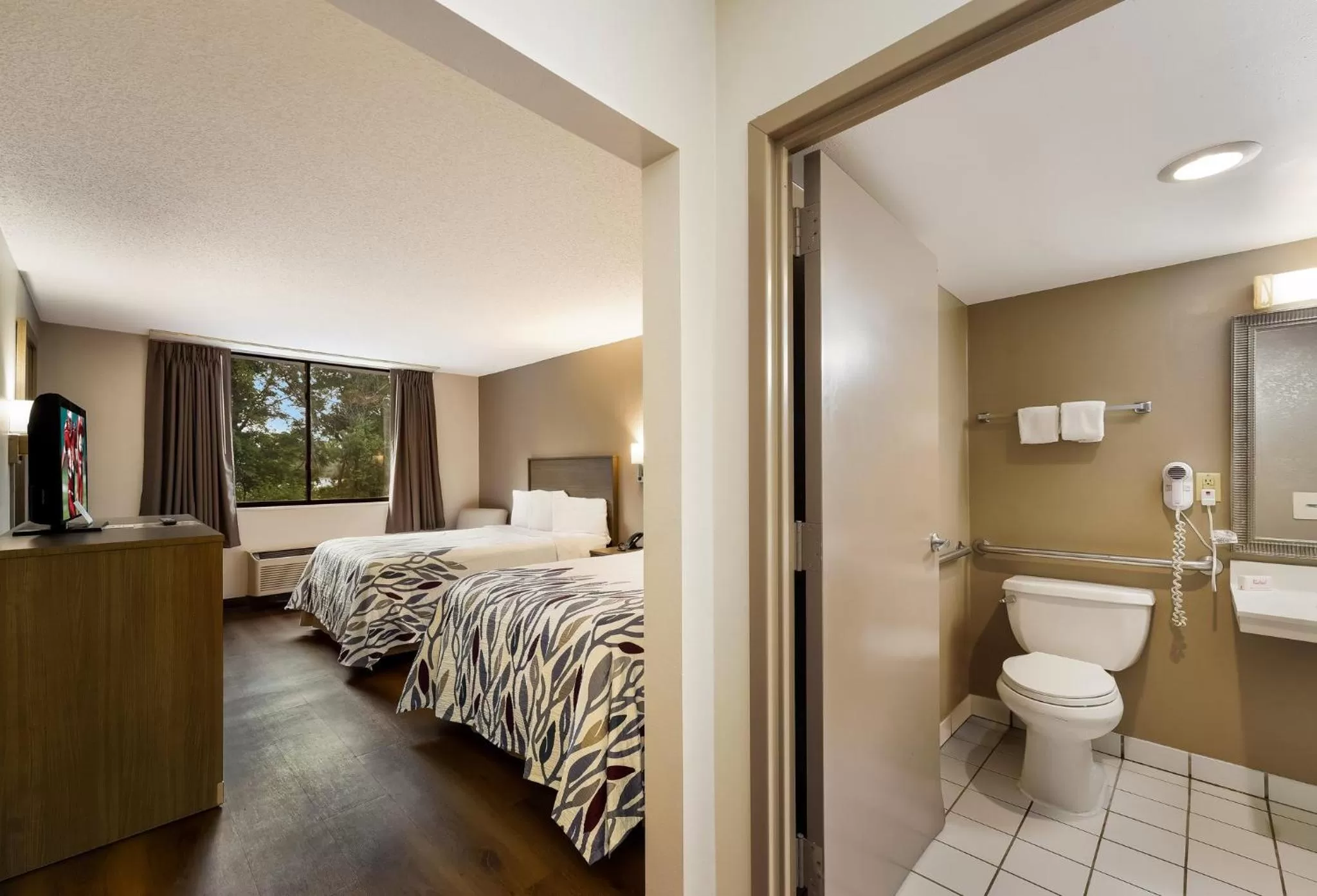 Photo of the whole room, Bed in Red Roof Inn Painted Post