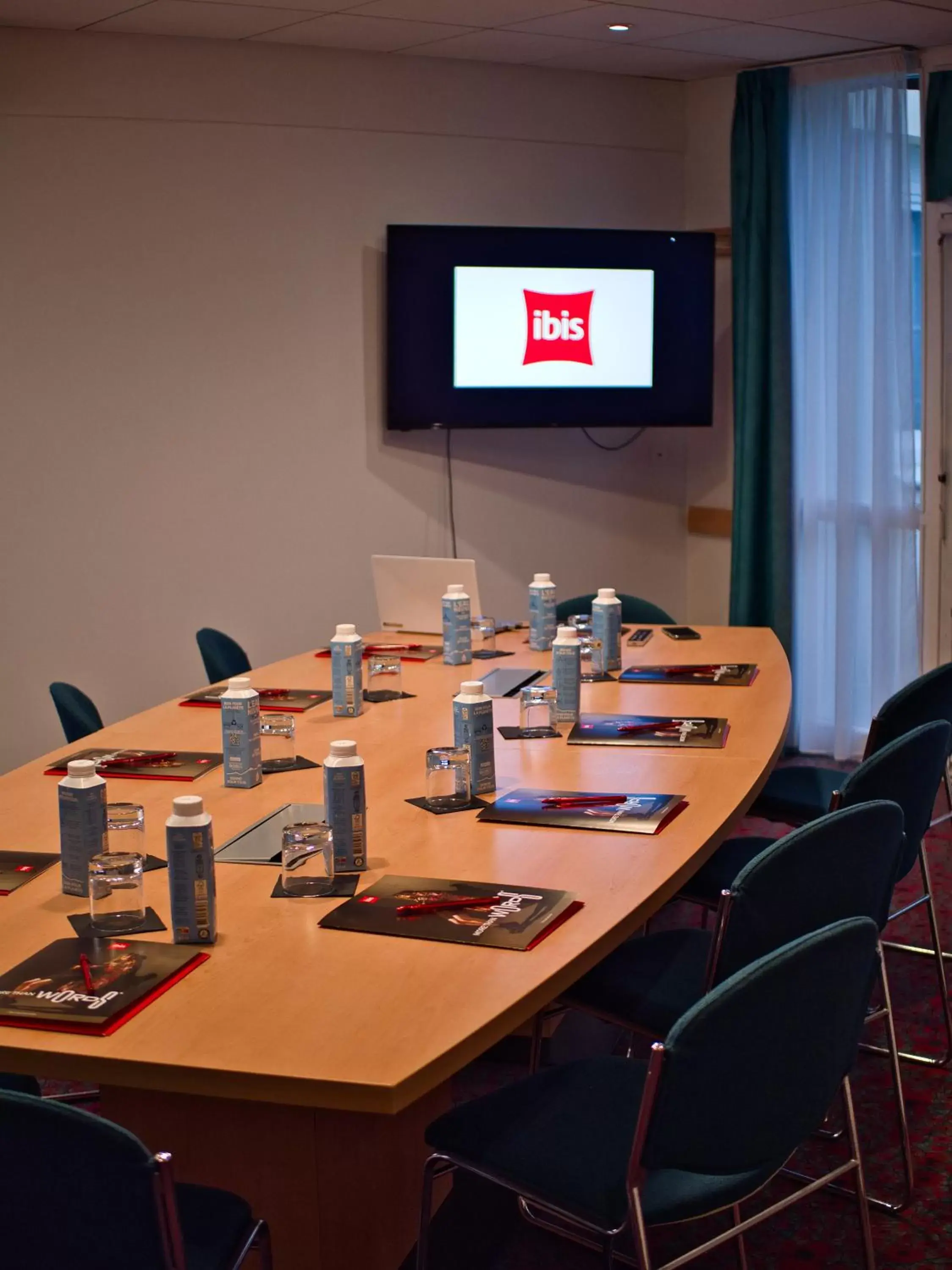 Meeting/conference room in ibis Chartres Ouest Luce