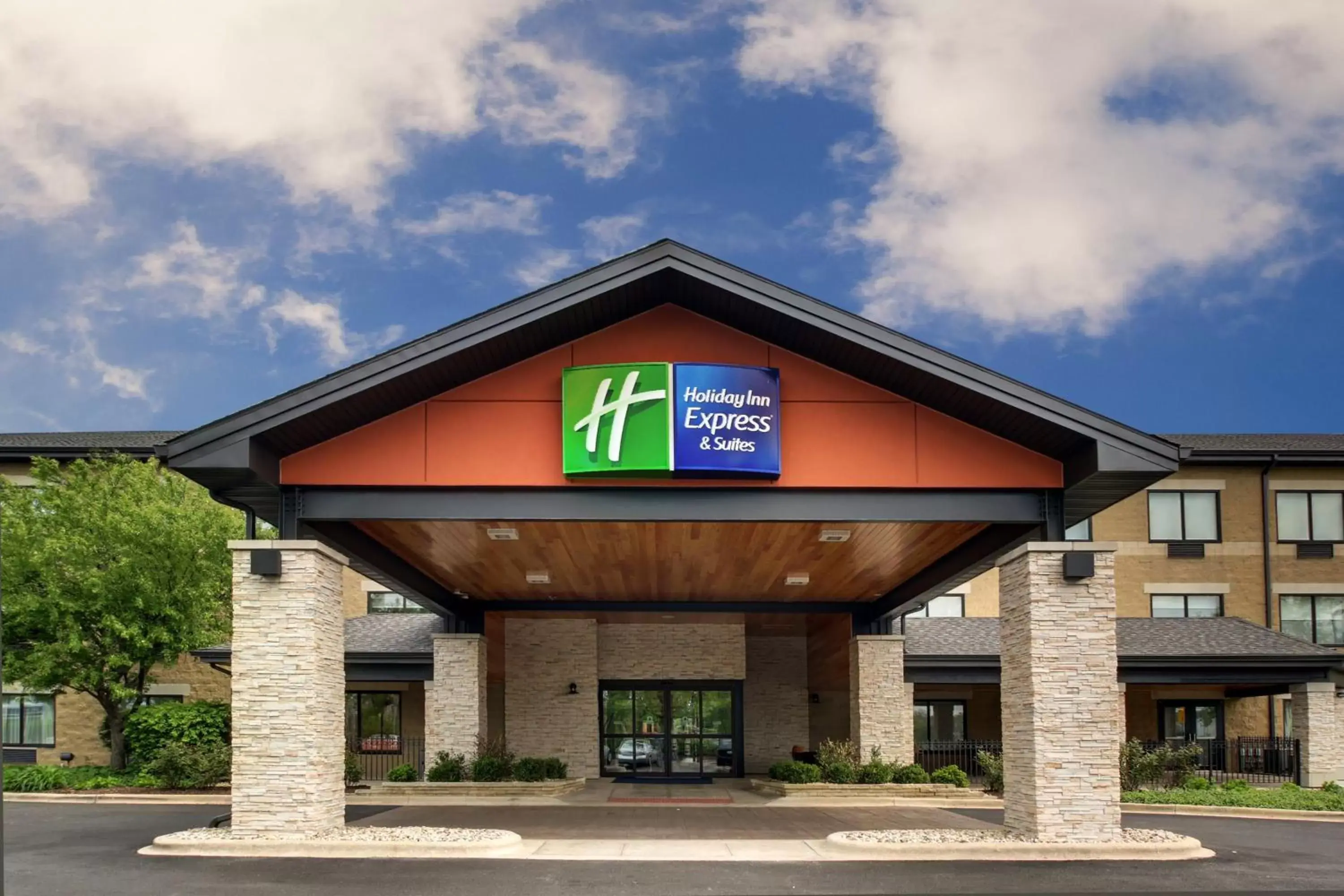 Property building in Holiday Inn Express & Suites Aurora - Naperville, an IHG Hotel