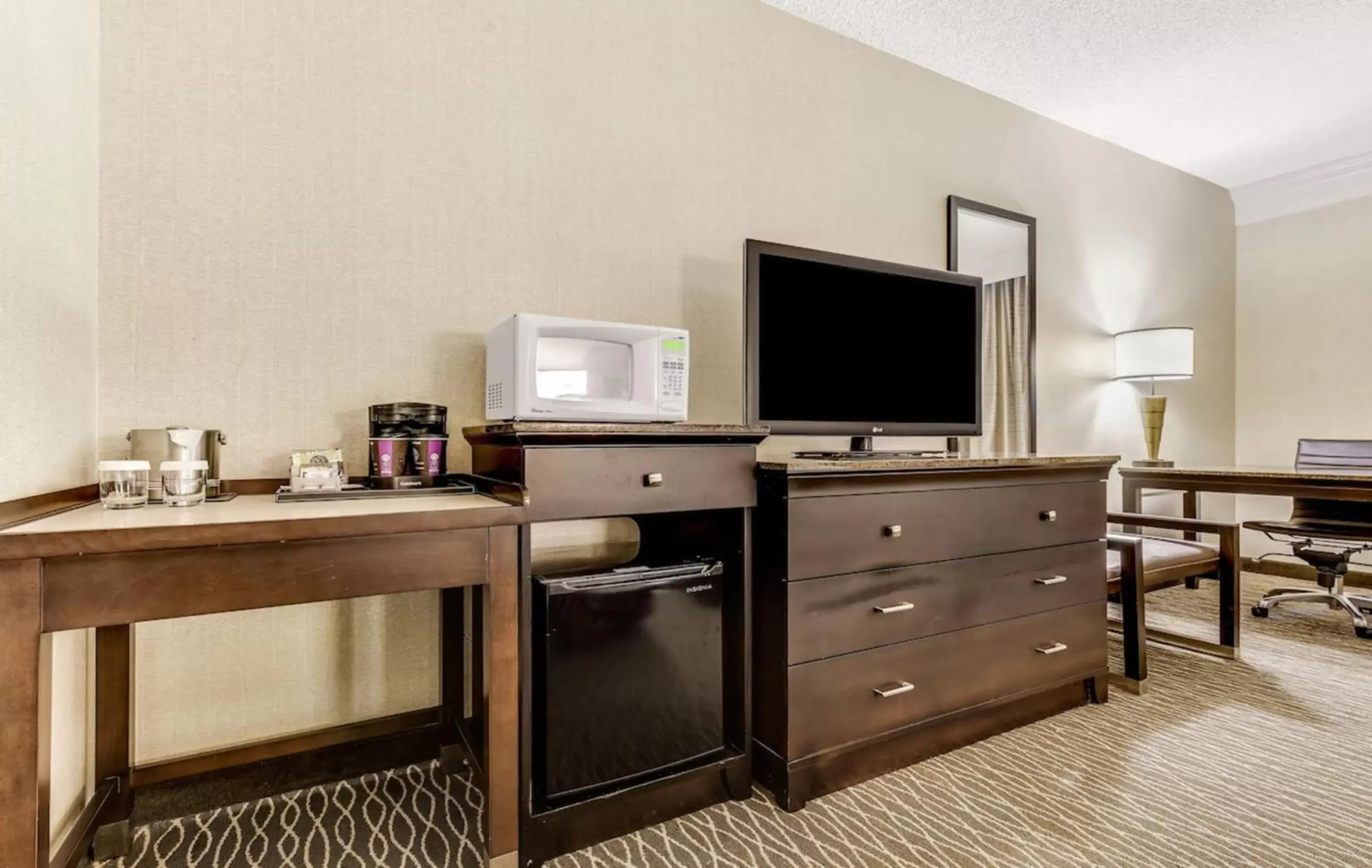 TV and multimedia, TV/Entertainment Center in Hotel Fera Anaheim, a DoubleTree by Hilton Hotel