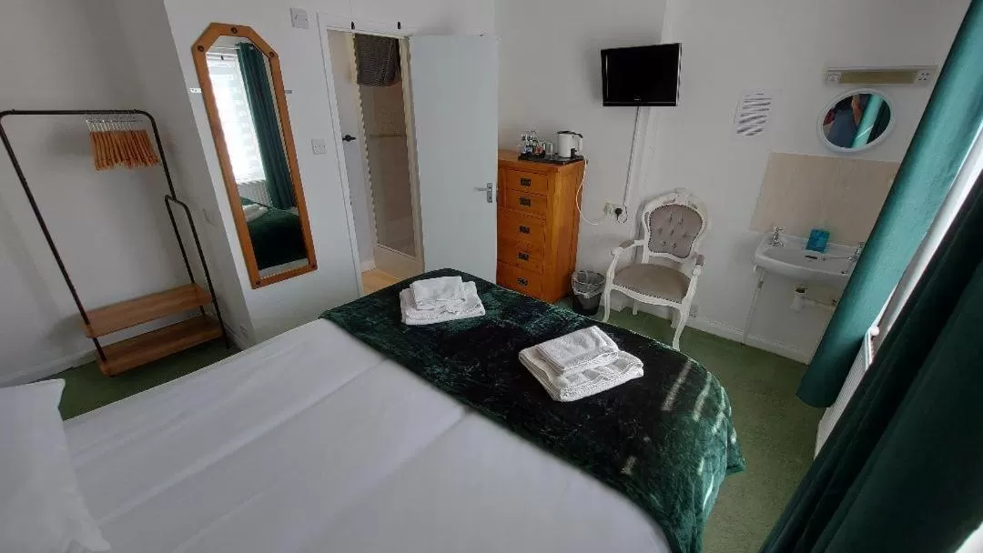 Photo of the whole room, Bed in The Clifton at Paignton