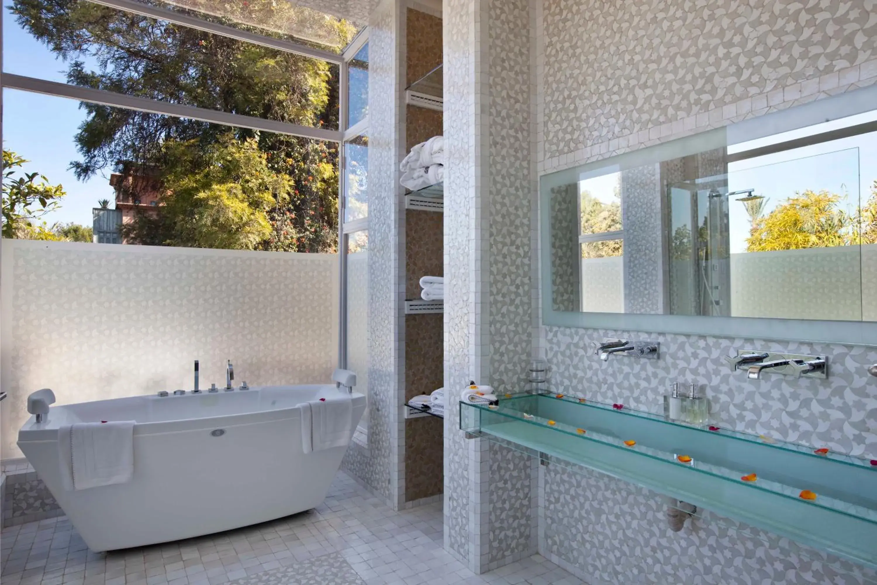 Shower, Bathroom in Dar Rhizlane, Palais Table d'hôtes & SPA