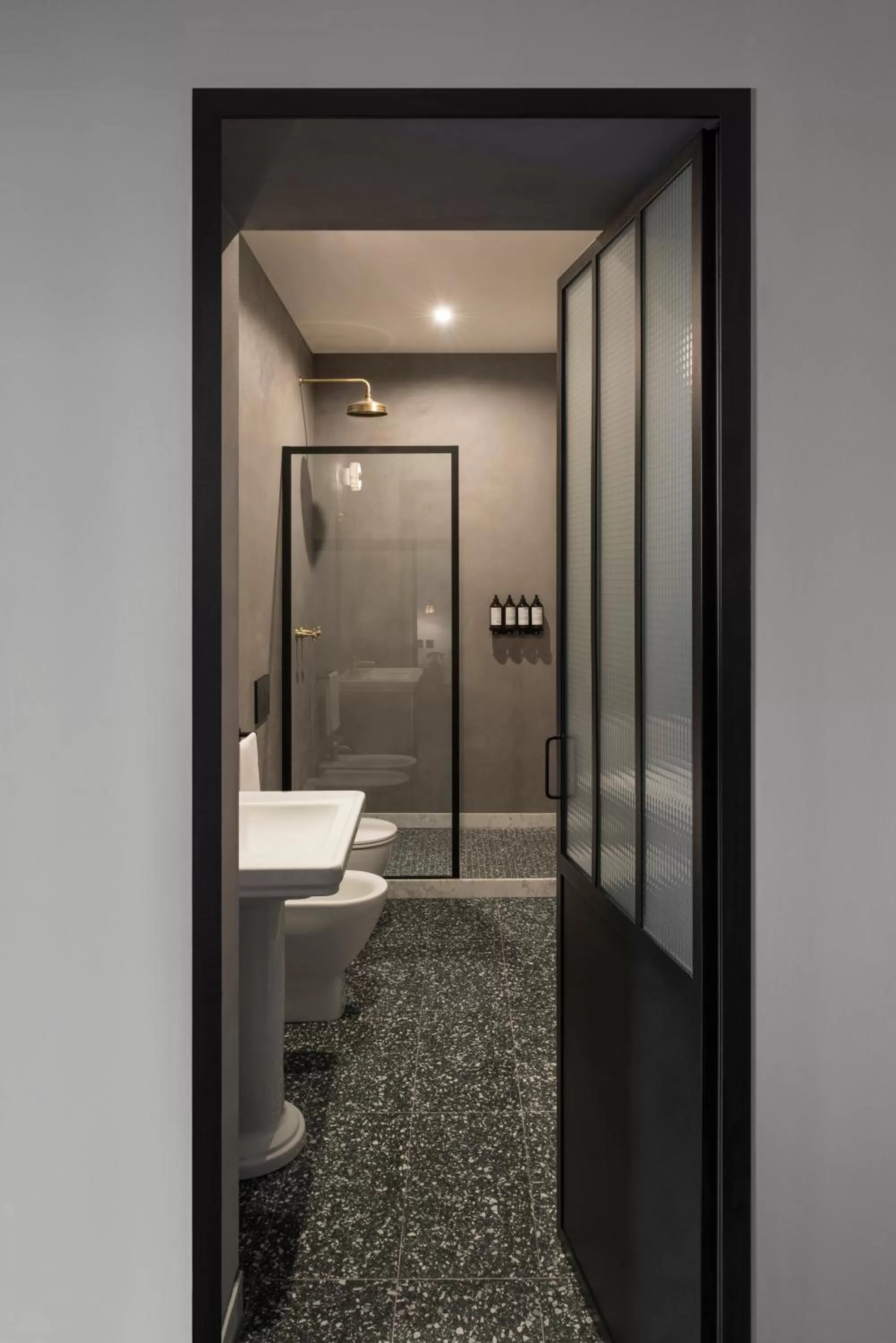 Shower in Chapter Roma