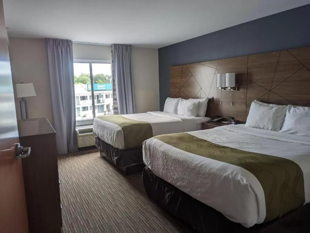 Bed in Quality Inn & Suites Northampton - Amherst