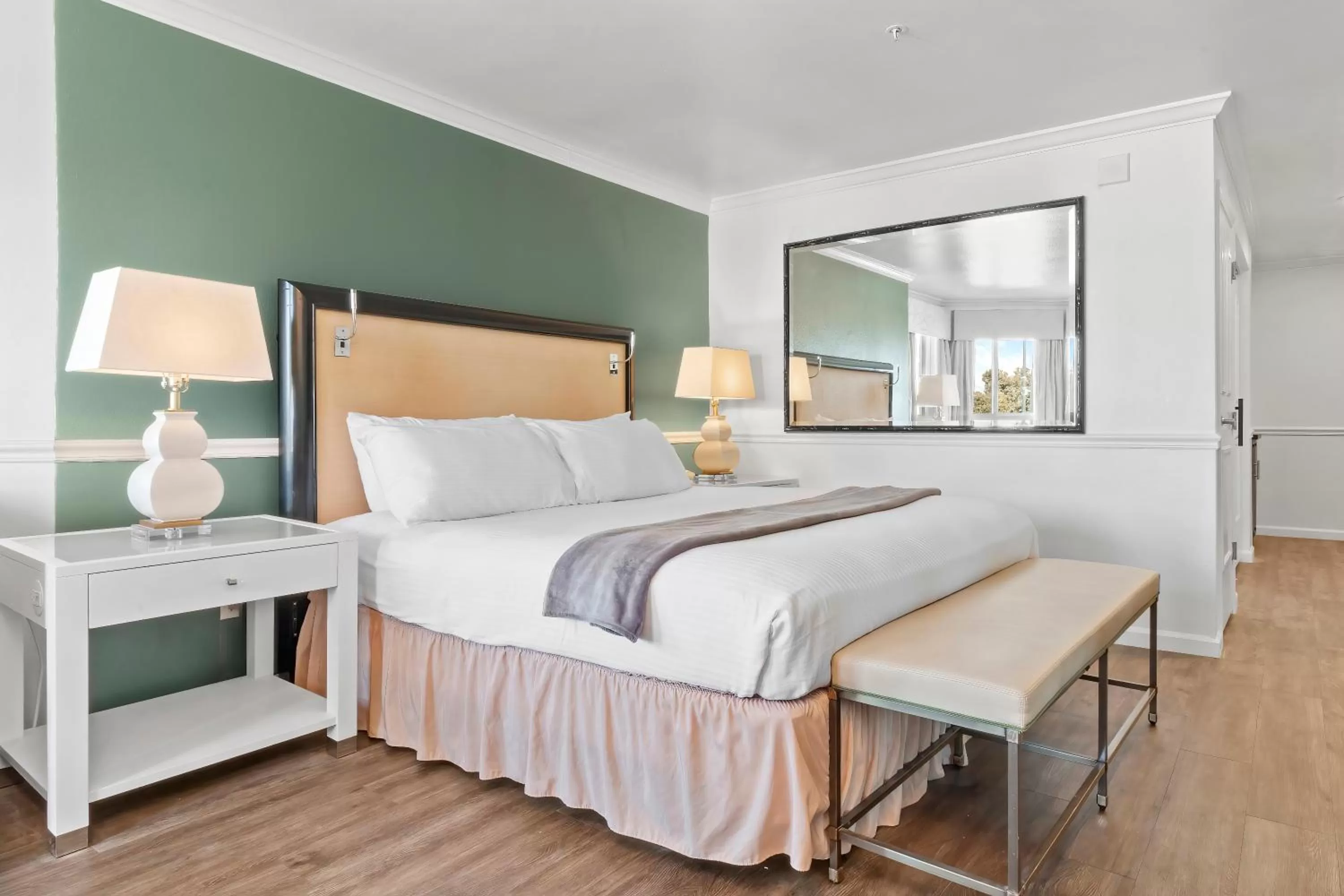 Bed in Ascot Suites Morro Bay