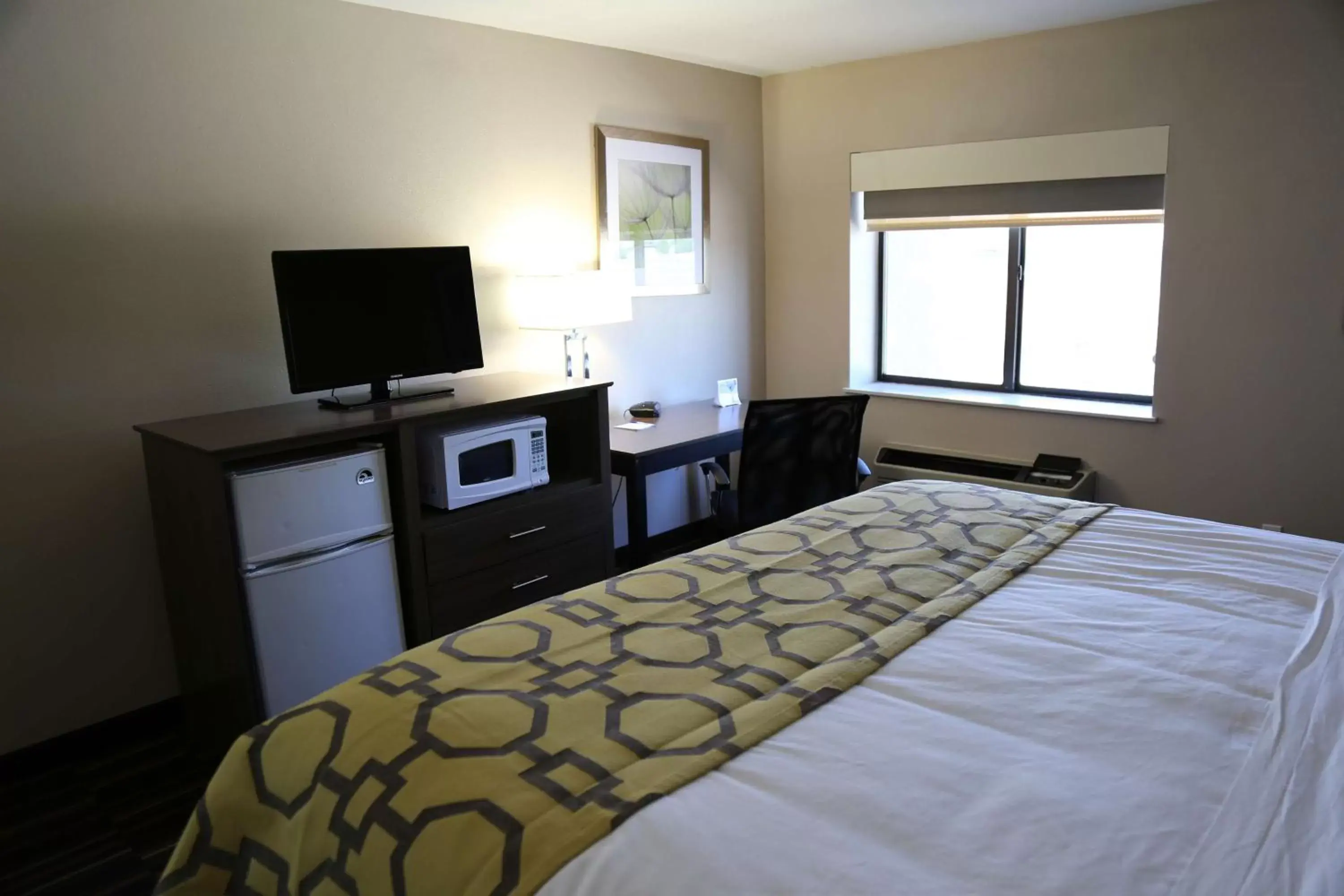 Photo of the whole room, Bed in Baymont by Wyndham Plano