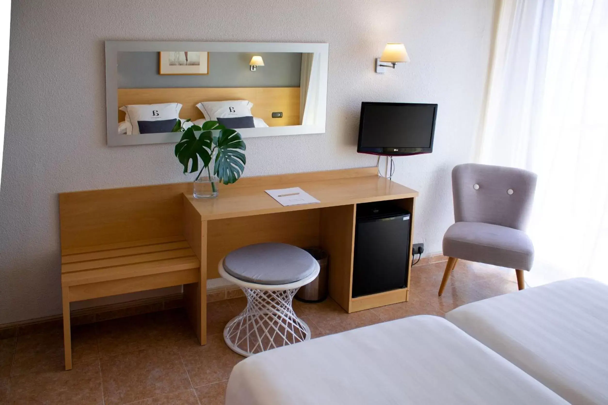 TV and multimedia, TV/Entertainment Center in Hotel Almirante