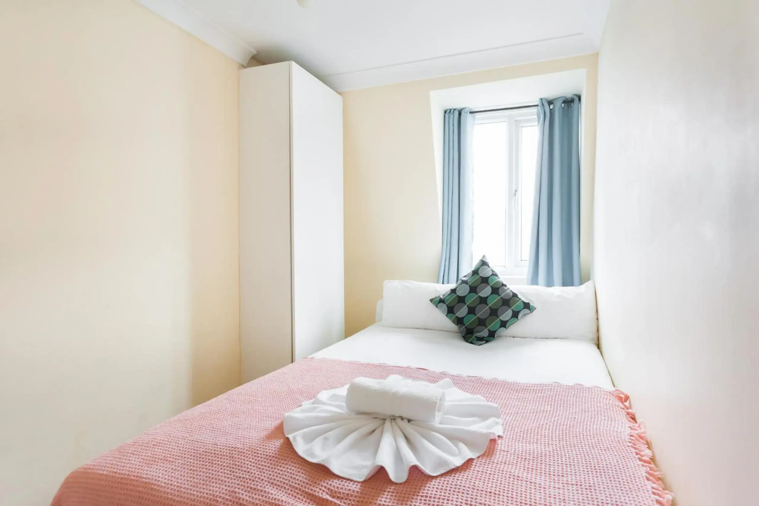 Bedroom, Bed in Kings Cross Apartment