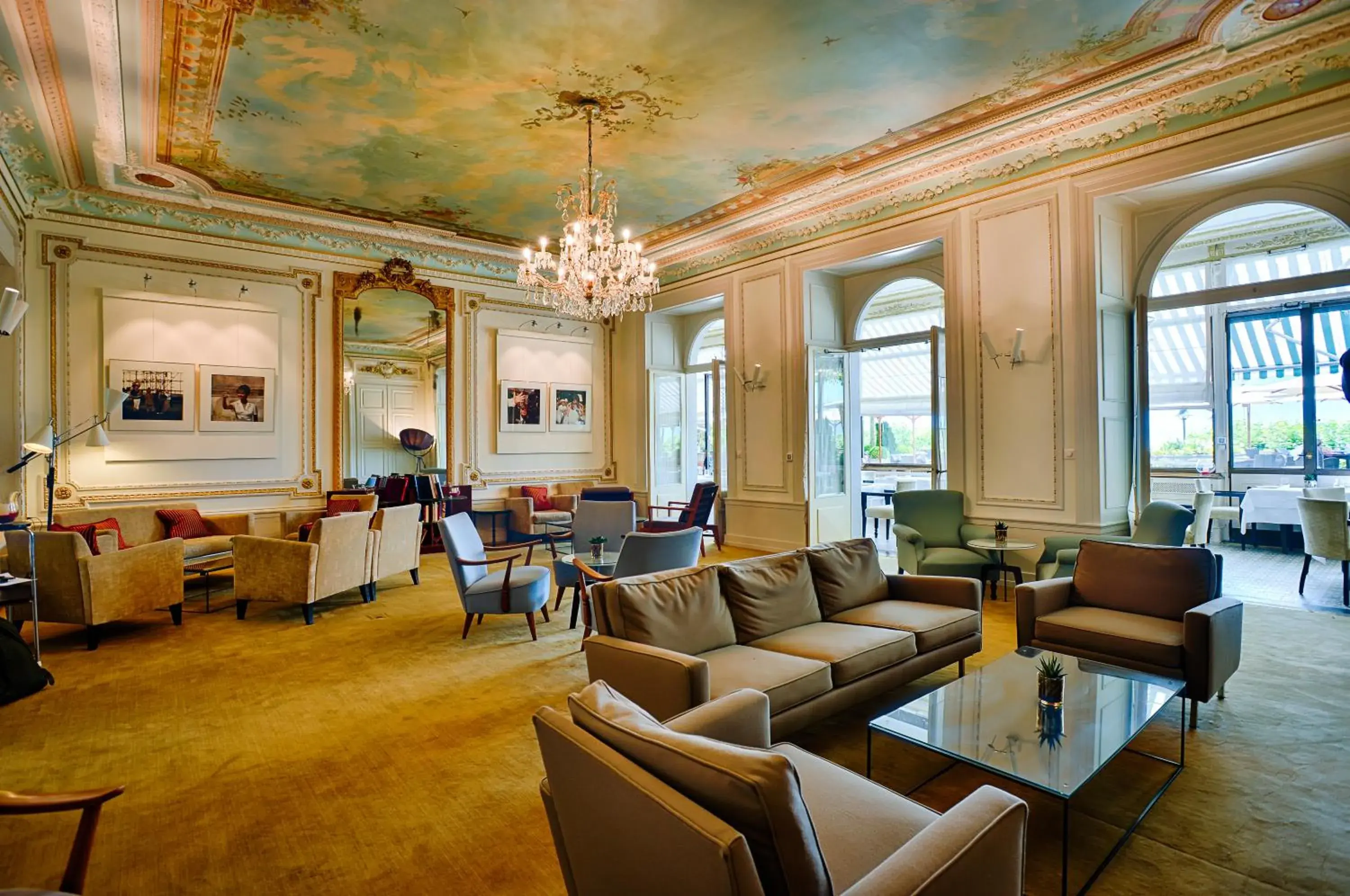 Communal lounge/ TV room, Seating Area in Hotel Des Trois Couronnes & Spa - The Leading Hotels of the World