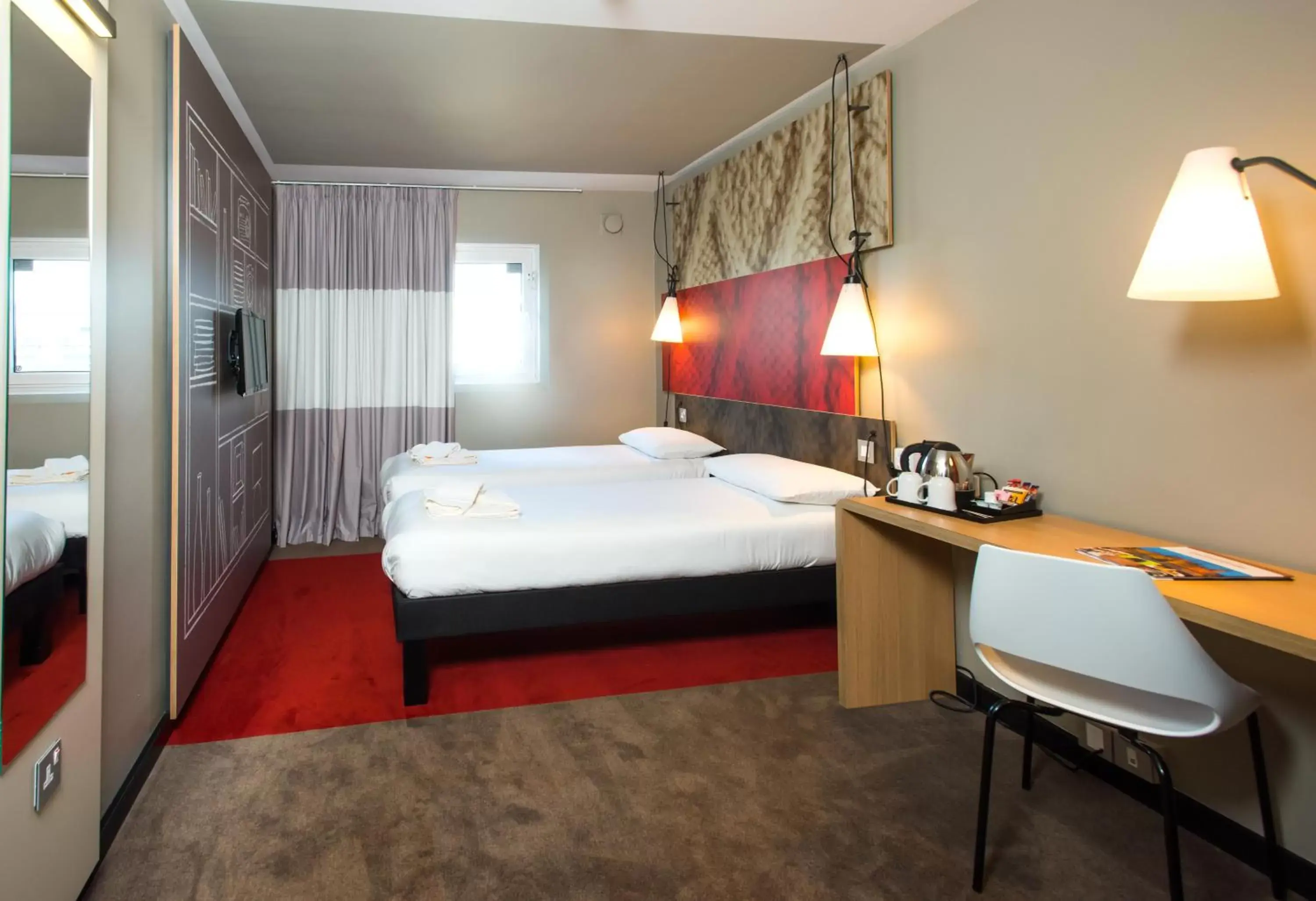 Photo of the whole room, Bed in Ibis Sheffield City