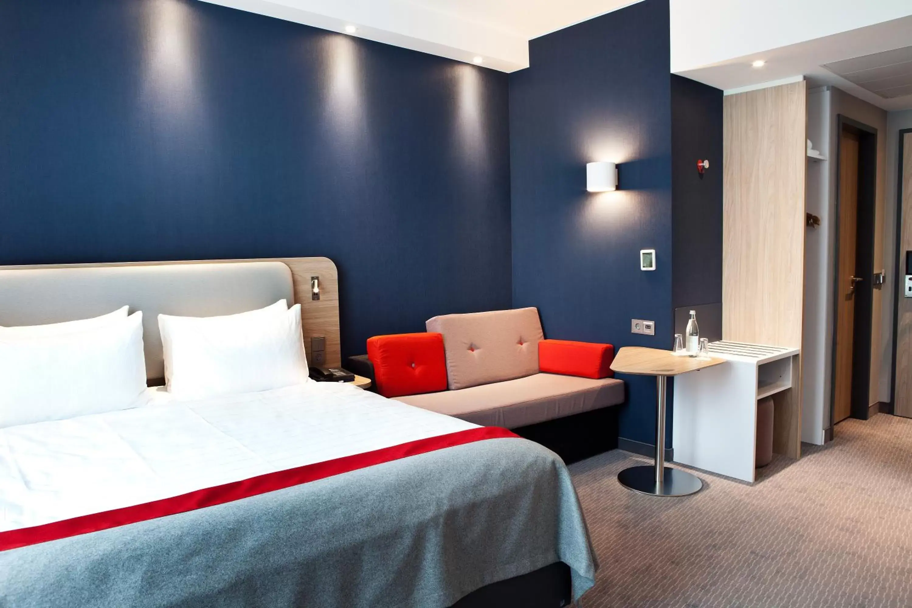 Bed in Holiday Inn Express Frankfurt Airport - Raunheim, an IHG Hotel