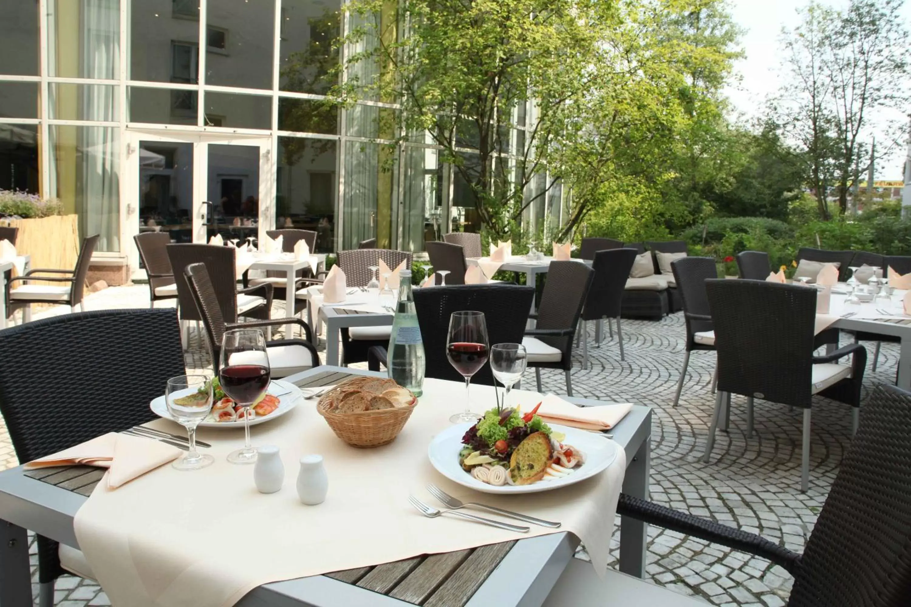 Restaurant/Places to Eat in Wyndham Hannover Atrium