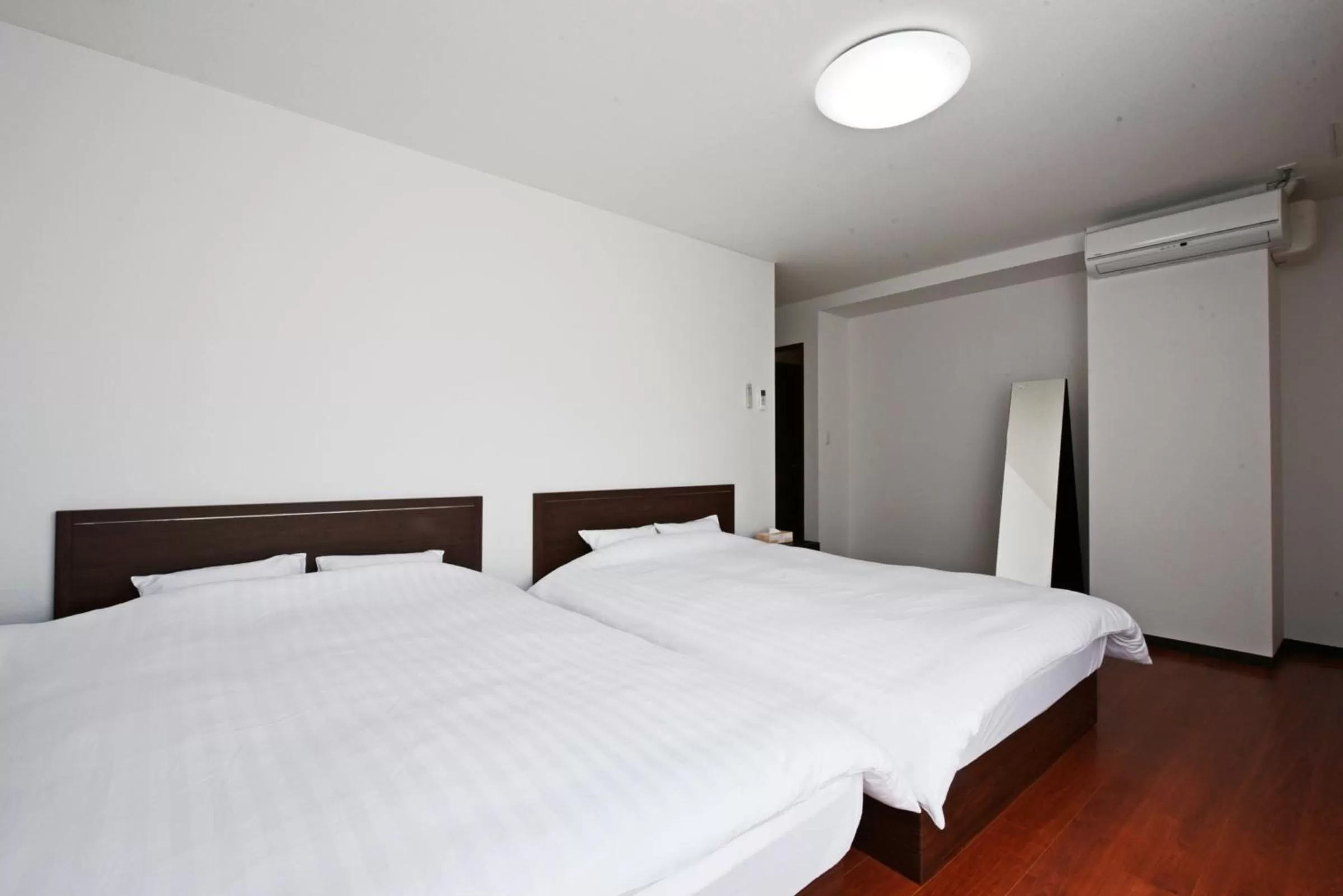 Bedroom, Bed in Hostel PLEASURE MARUYAMA