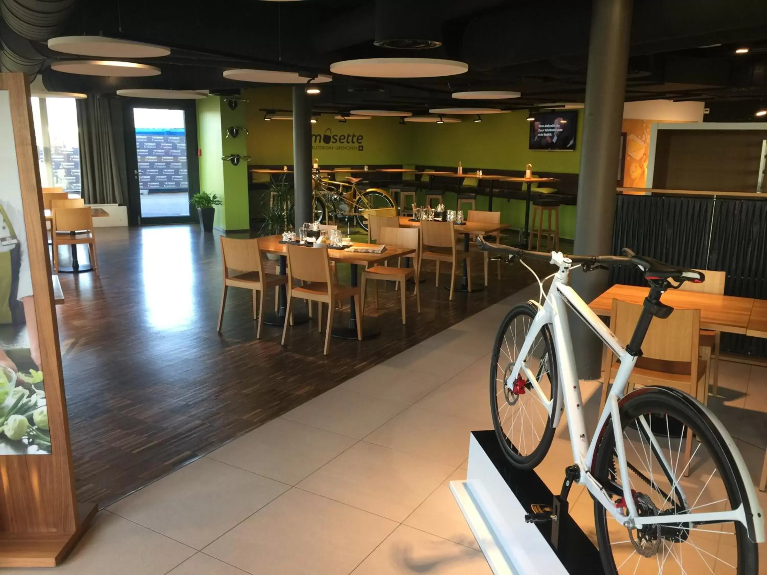 Restaurant/Places to Eat in Hotel Tissot Velodrome