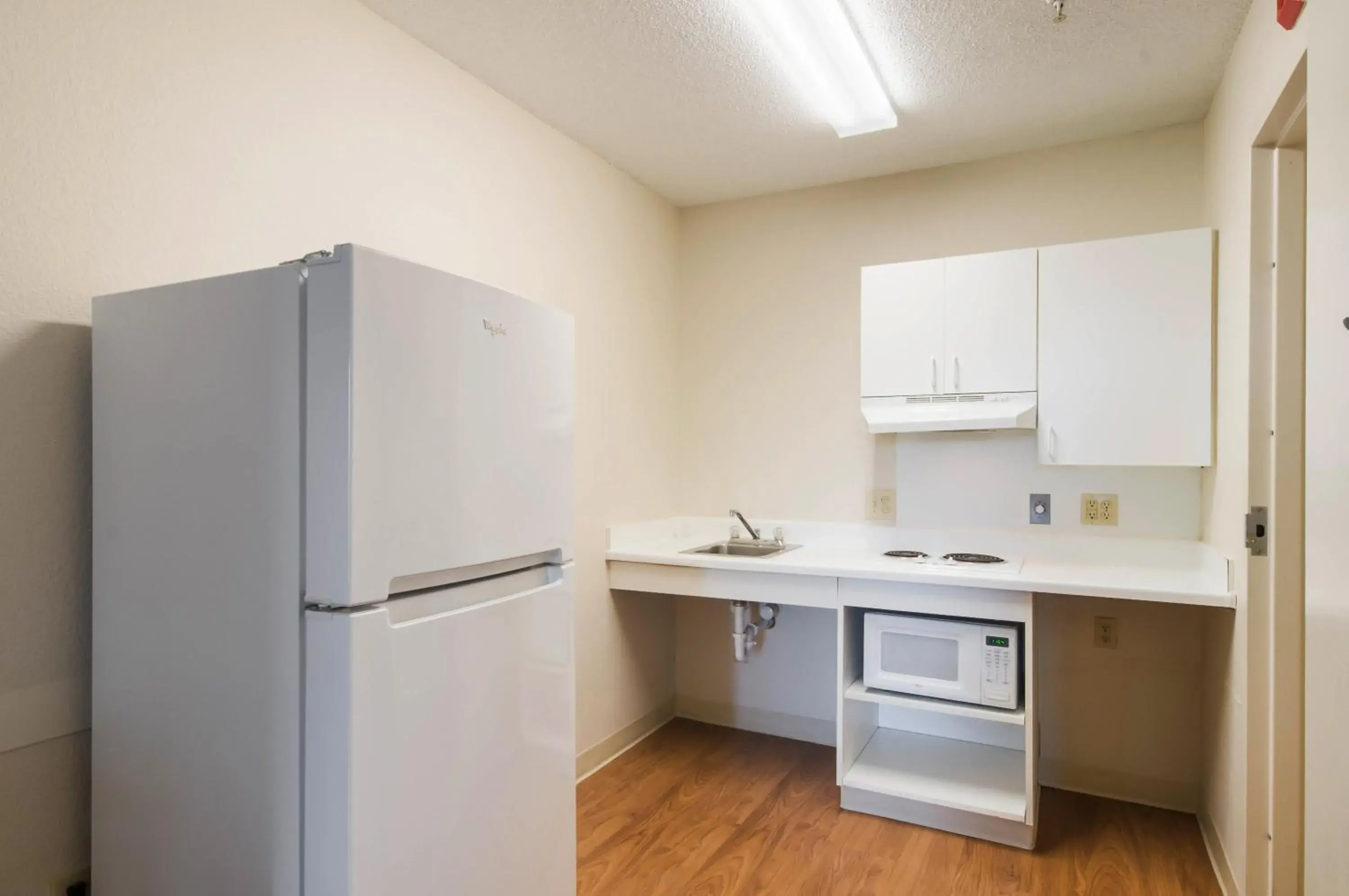 Photo of the whole room, Kitchen/Kitchenette in HomeTowne Studios by Red Roof Denver - Thornton