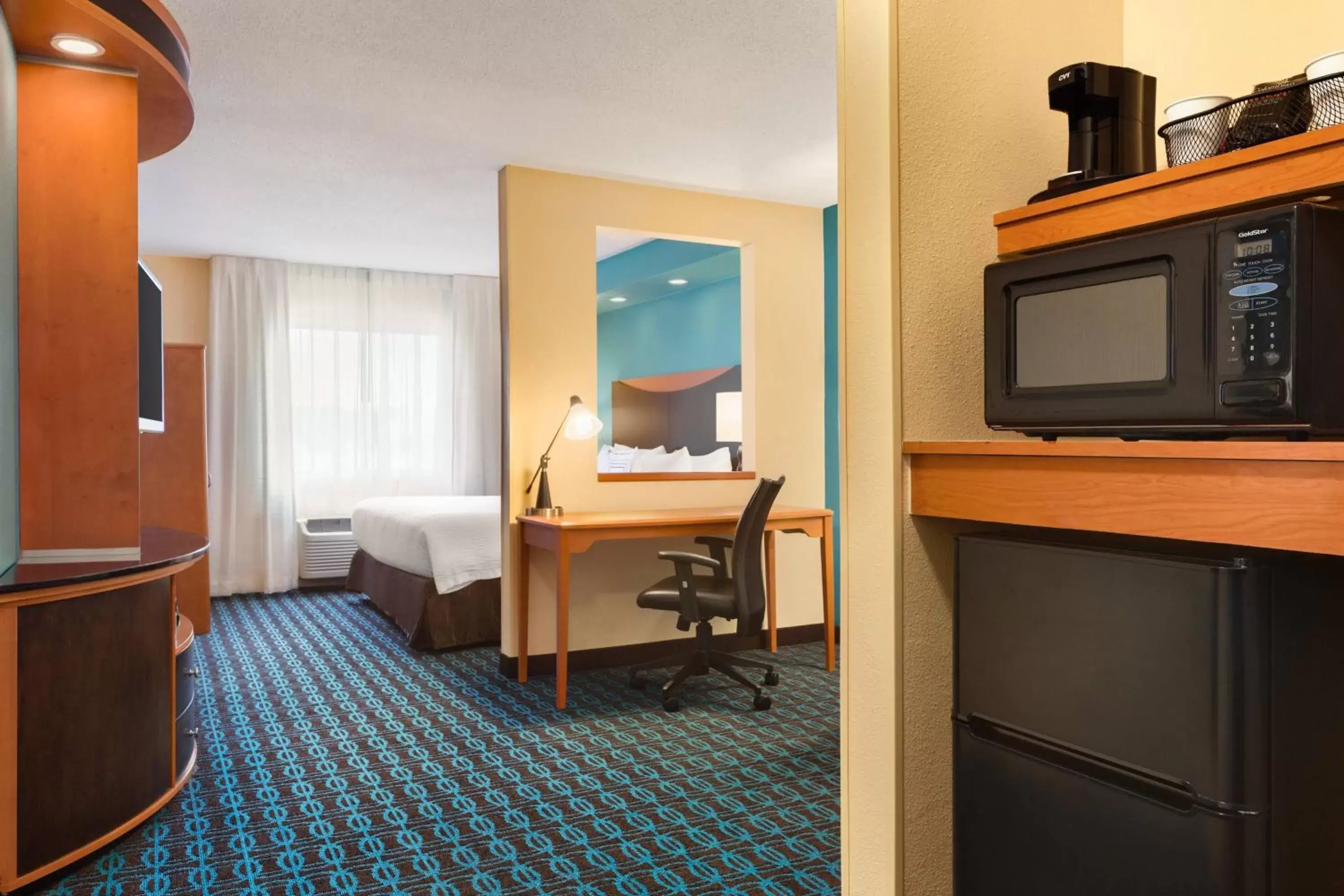 Bedroom, TV/Entertainment Center in Fairfield Inn & Suites by Marriott Toledo Maumee