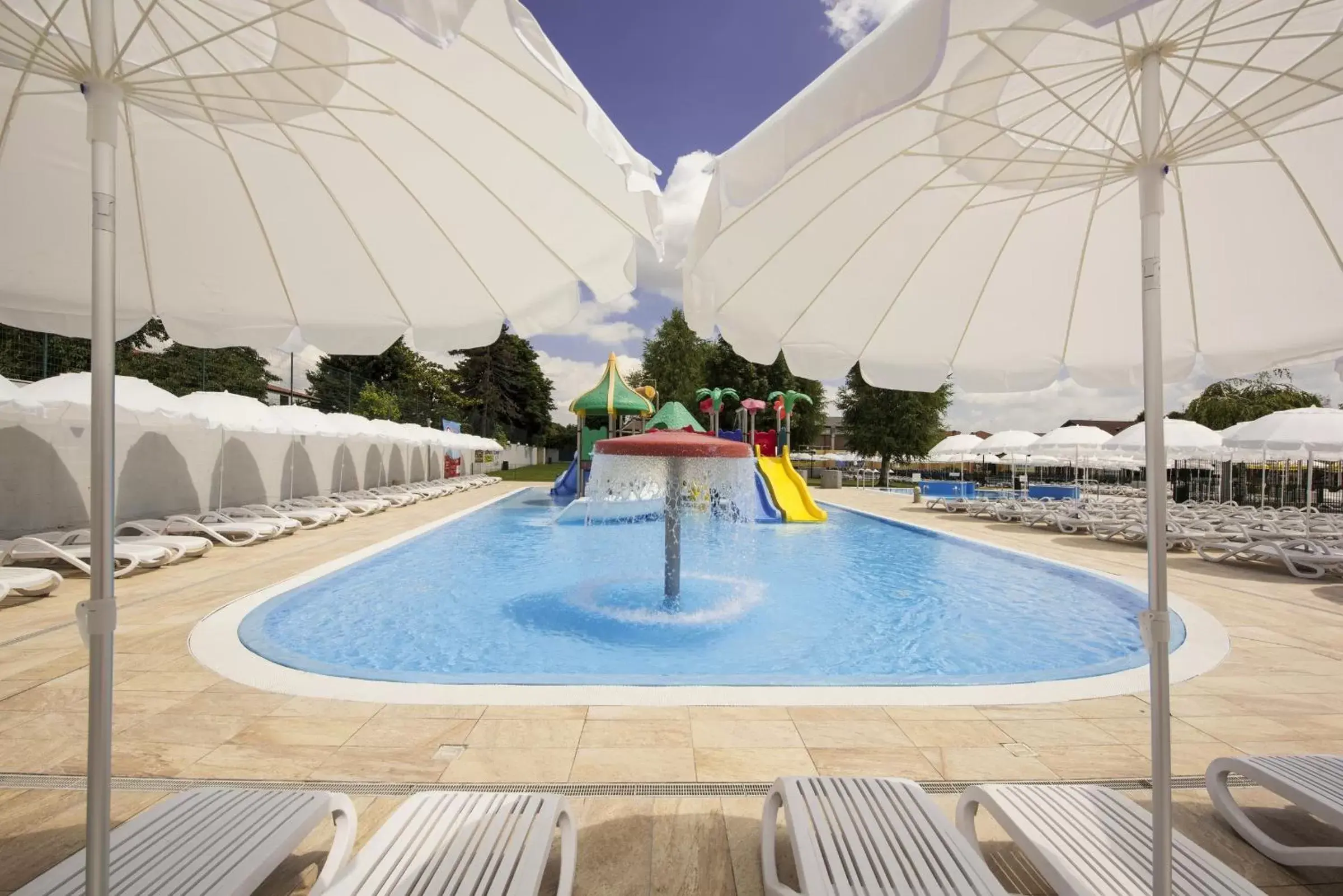 Swimming Pool in Hotel Villa Glicini