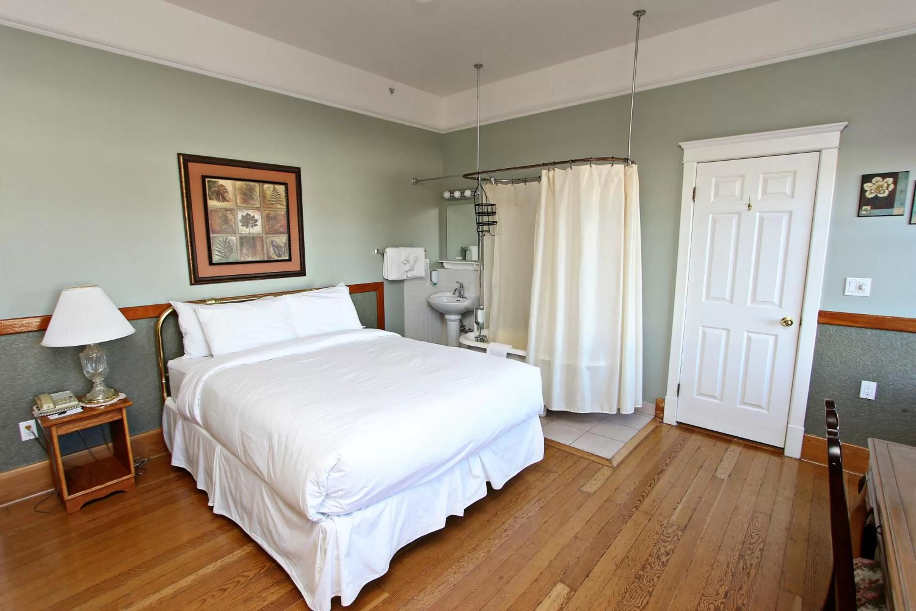 Shower, Bed in Royal Hotel Chilliwack