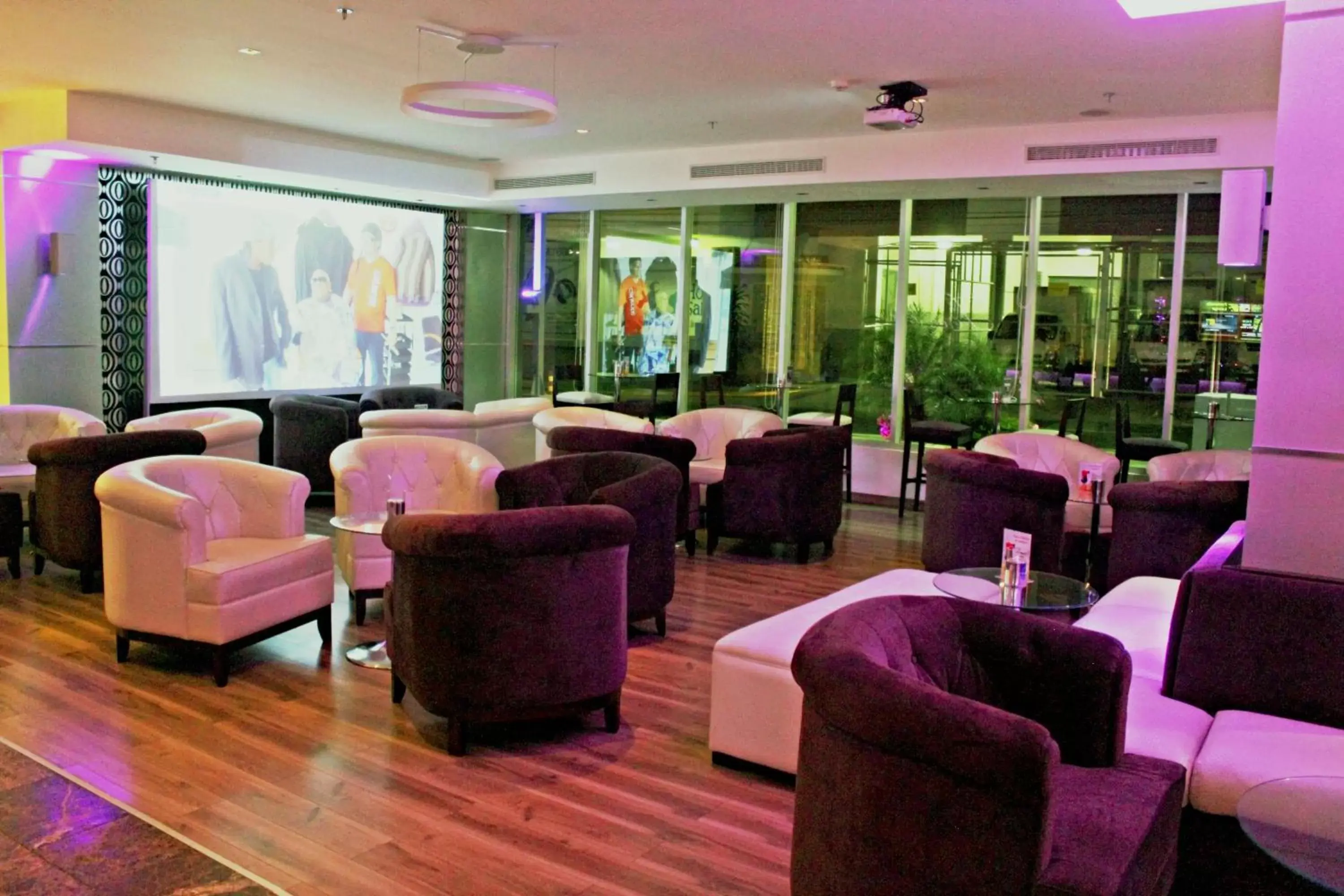 Lounge or bar in Ramada Plaza by Wyndham Panama Punta Pacifica