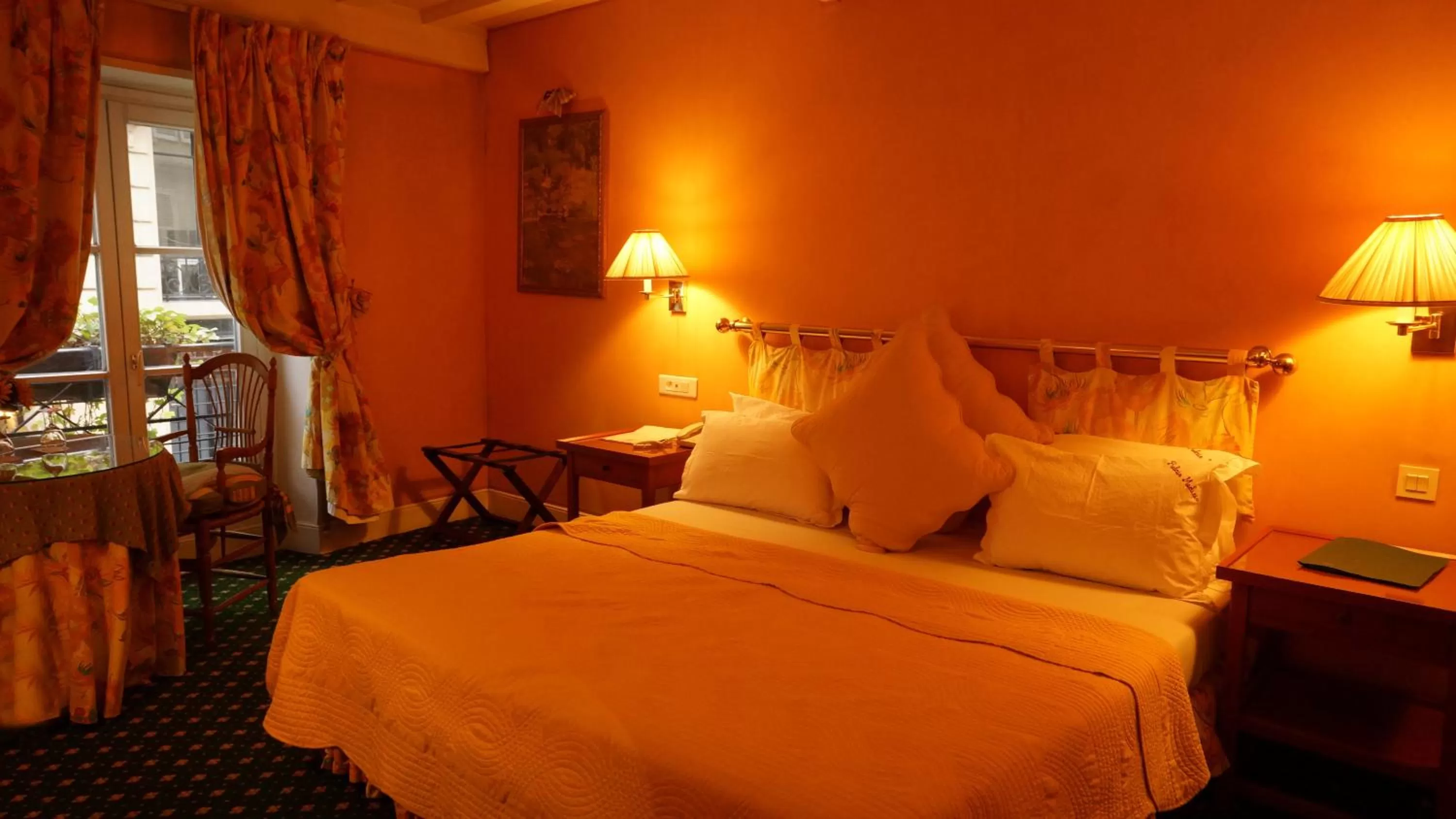 Photo of the whole room, Bed in Le Relais Médicis