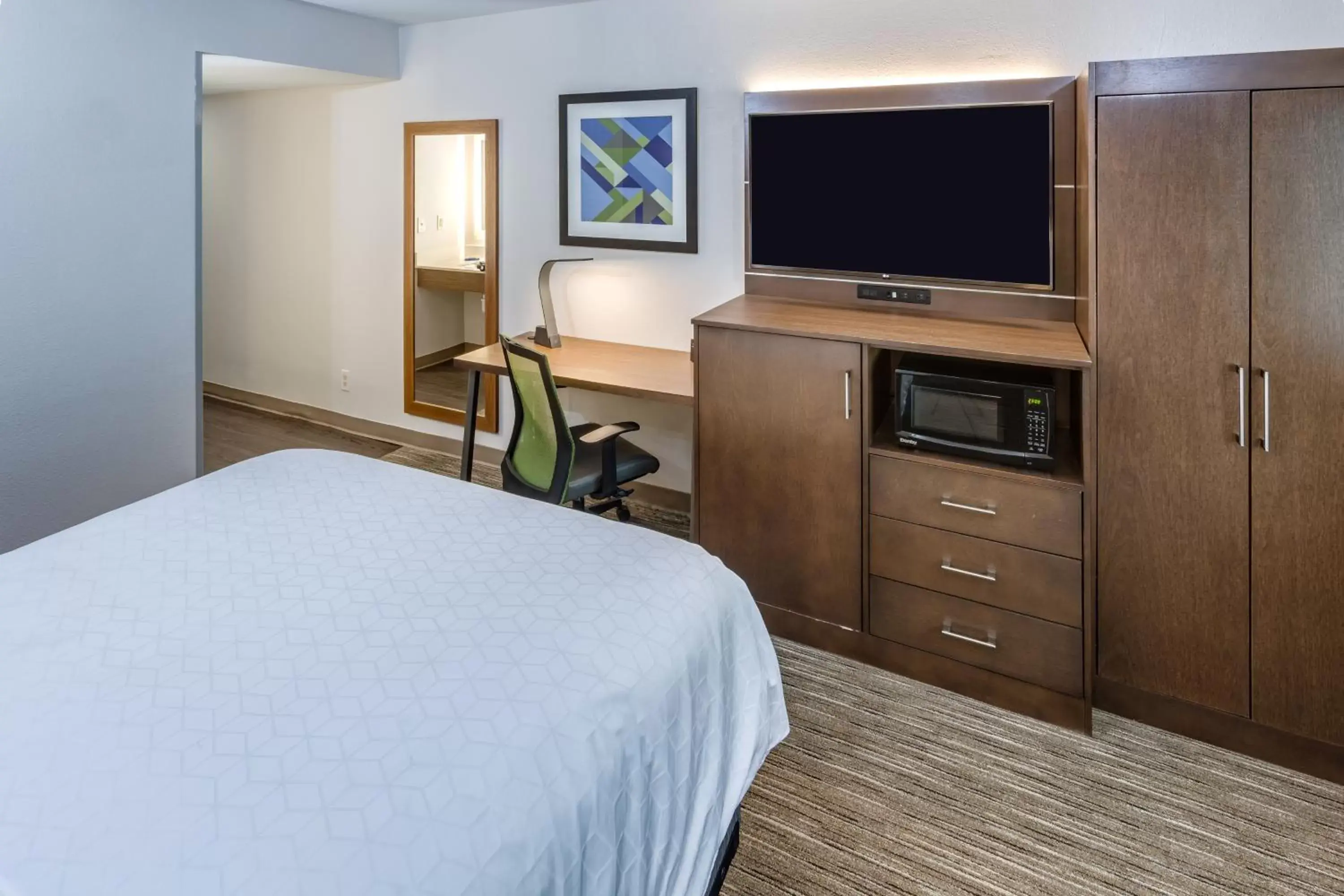 Bedroom, TV/Entertainment Center in Holiday Inn Express Exton - Great Valley, an IHG Hotel