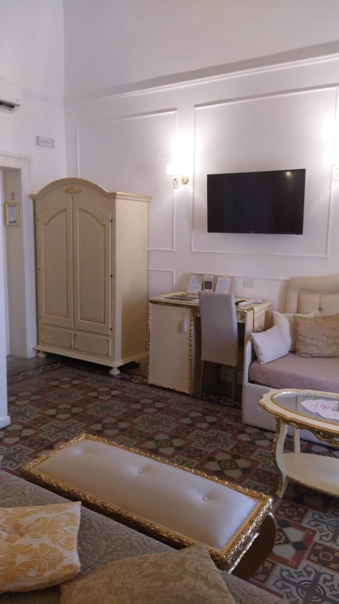 TV and multimedia, TV/Entertainment Center in DONNA LUCREZIA b&b Boutique Hotel Style