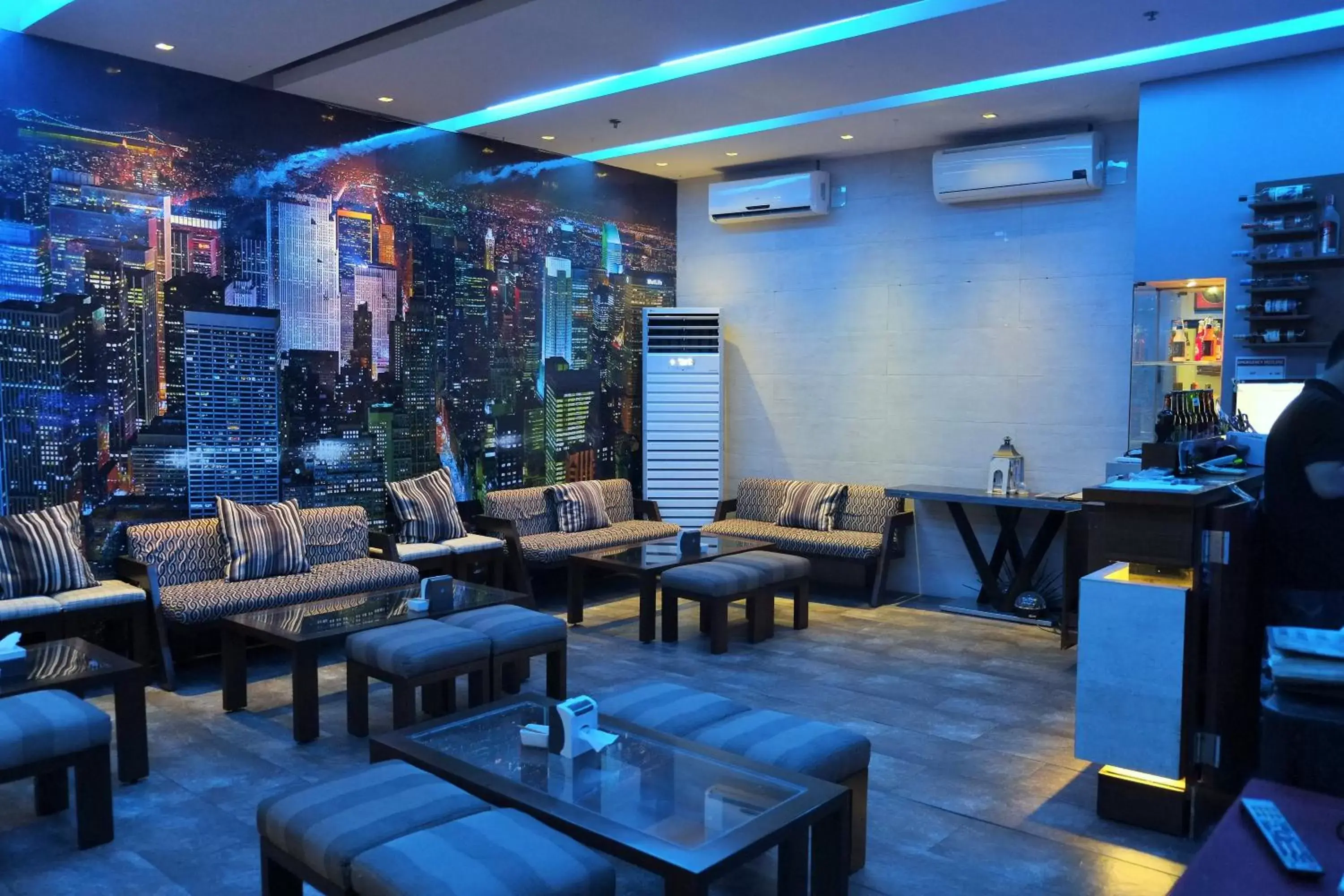 Lounge or bar in Castle Peak Hotel