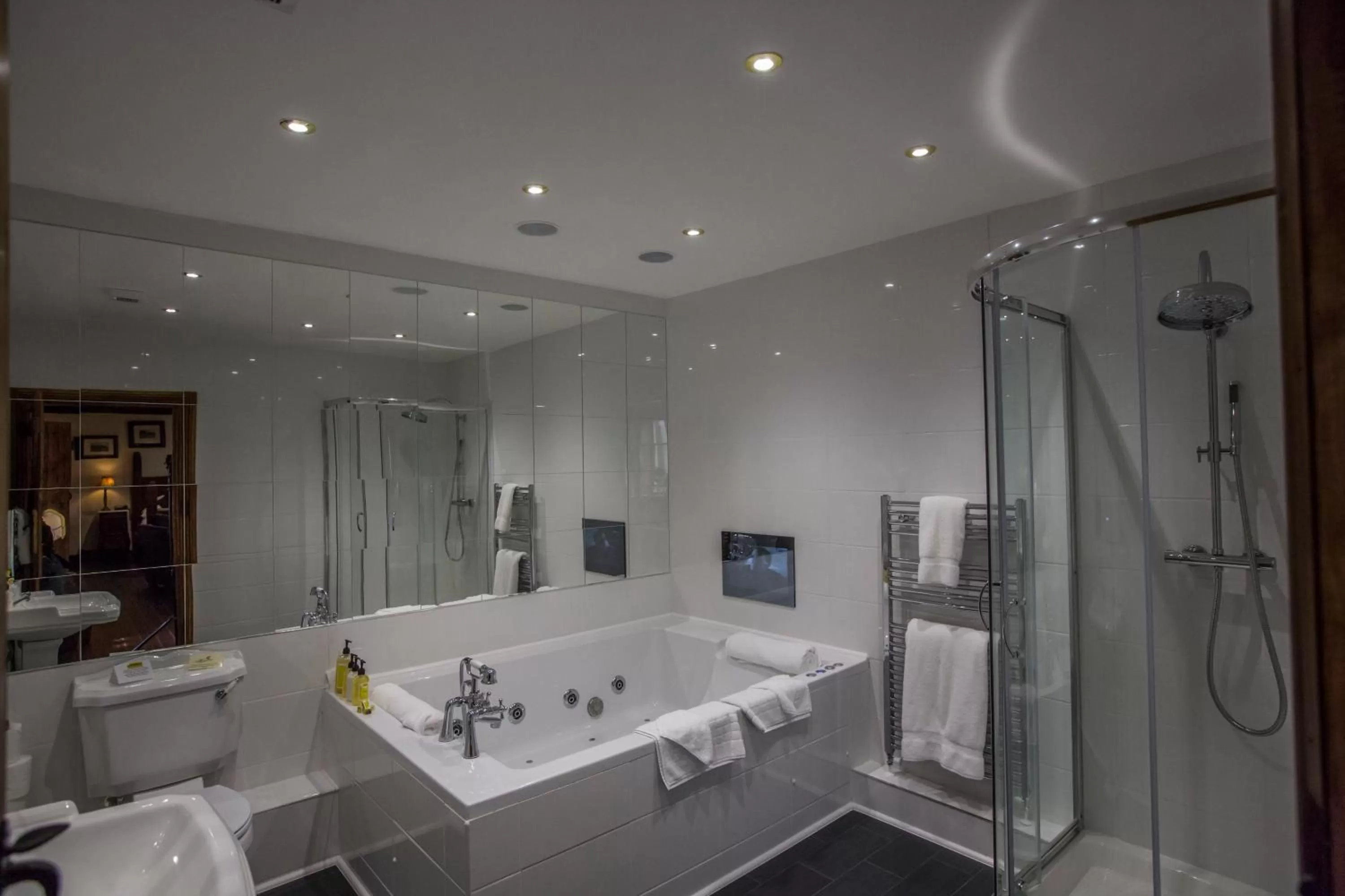 Bathroom in South Causey Inn