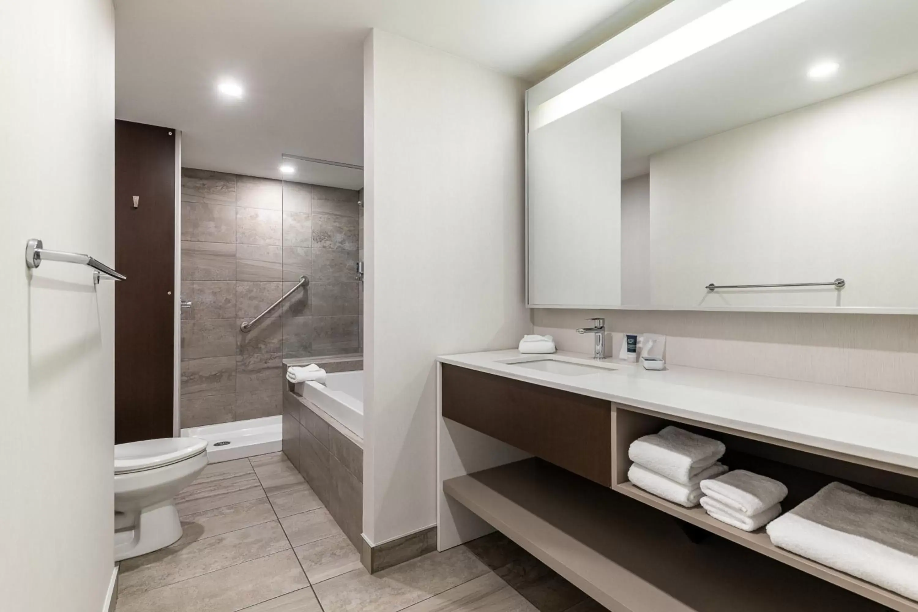 Bathroom in Four Points by Sheraton Lévis Convention Centre