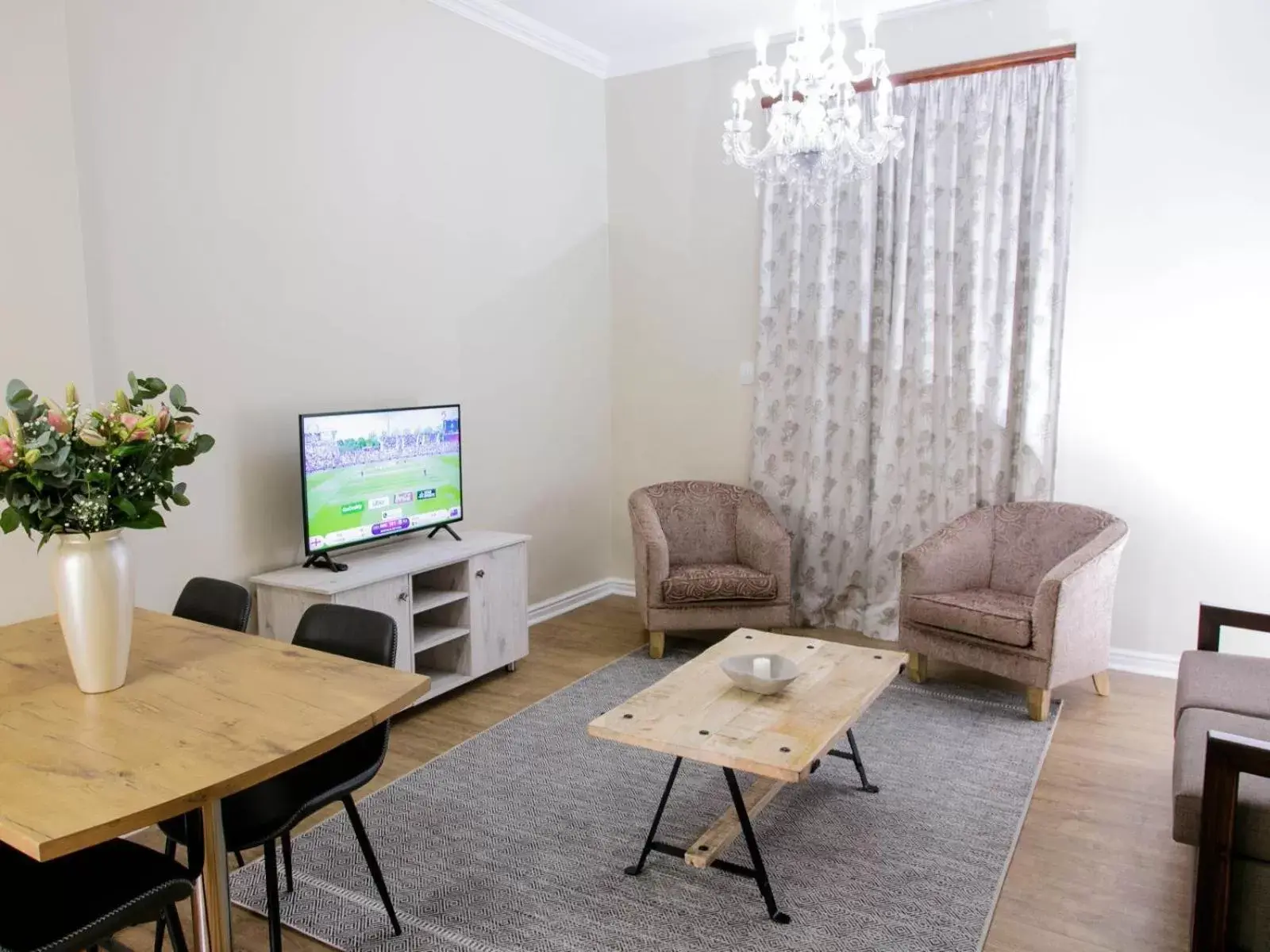 Living room, TV/Entertainment Center in Queens Hotel by BON Hotels