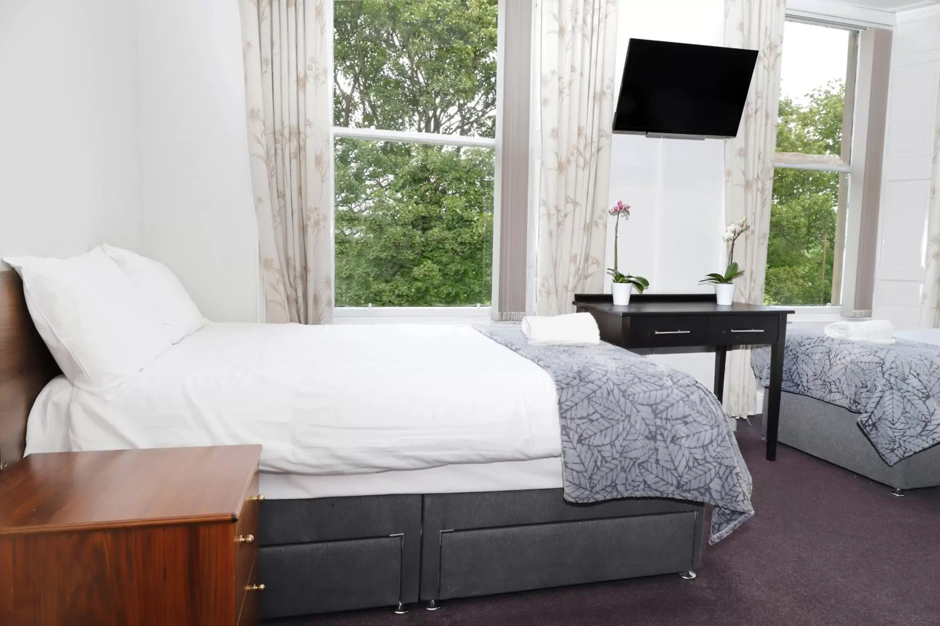 Bedroom, Bed in Park View House