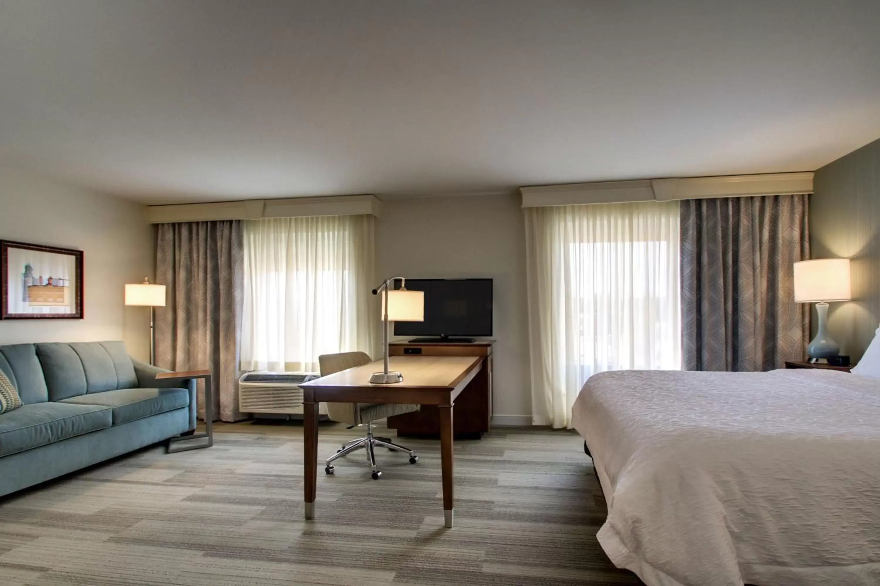 Bedroom, TV/Entertainment Center in Hampton Inn & Suites Milwaukee West