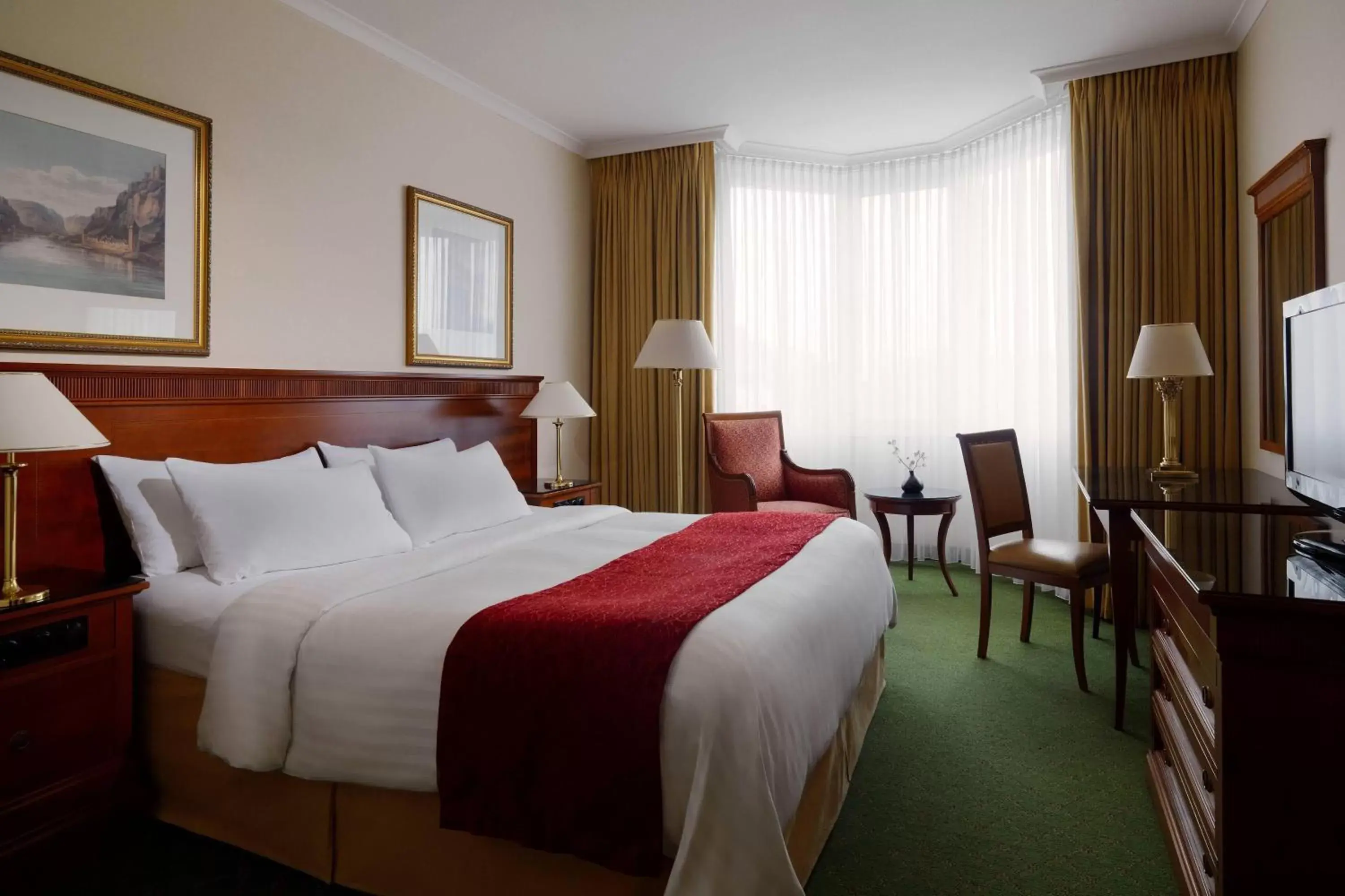 Photo of the whole room, Bed in Heidelberg Marriott Hotel