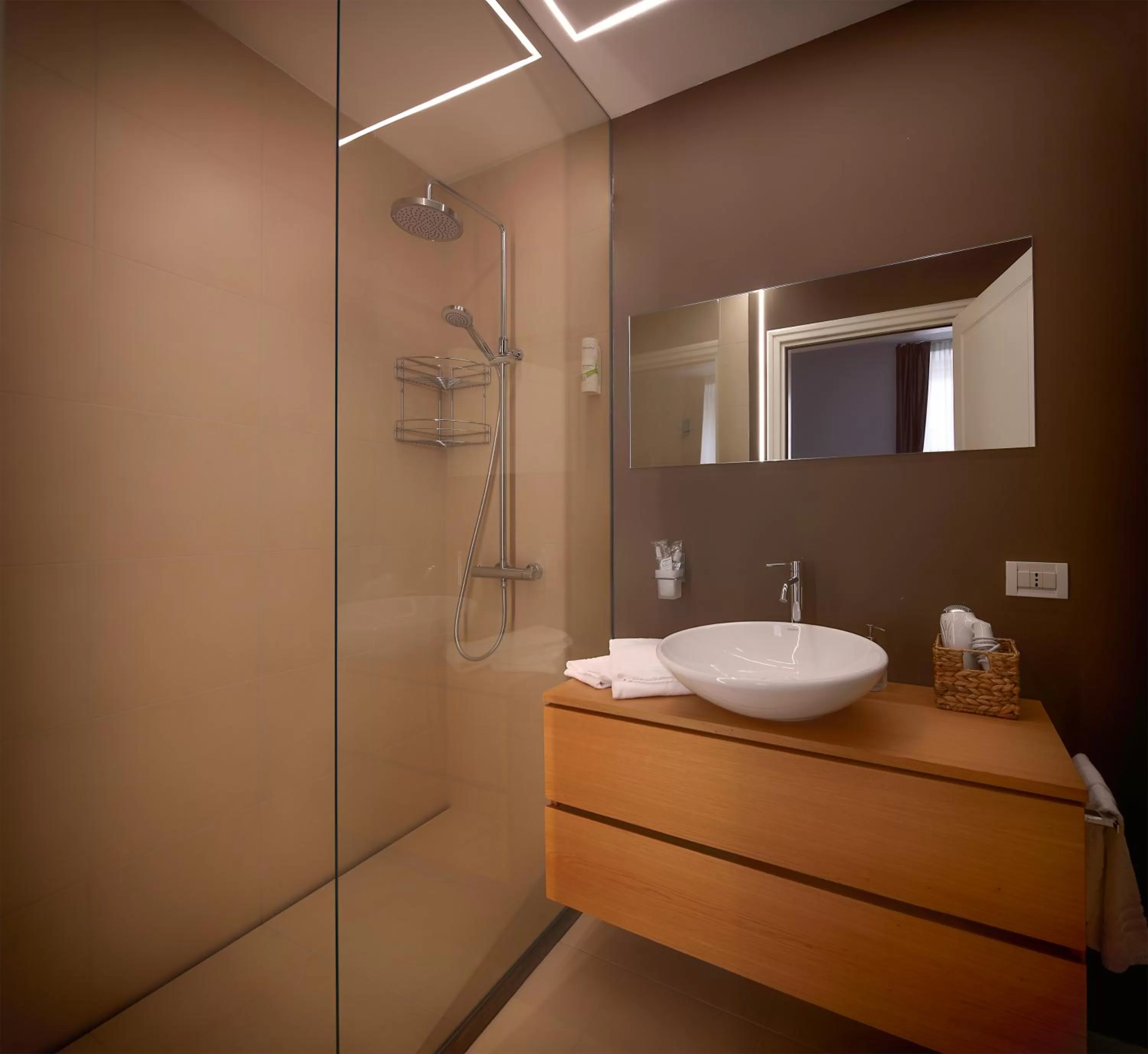 Shower in Lainez Rooms & Suites