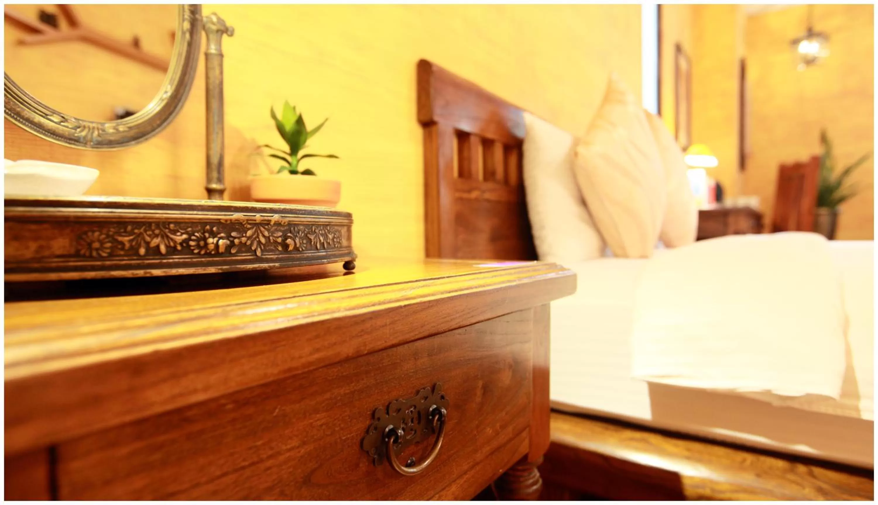 Decorative detail, Bed in Errantry Lodge & Studio