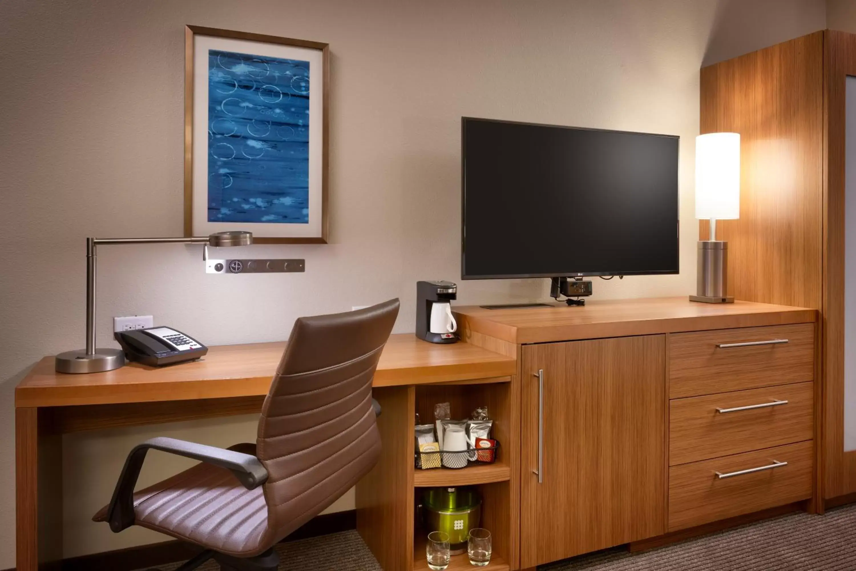 Seating area, TV/Entertainment Center in Hyatt Place Emeryville/San Francisco Bay Area