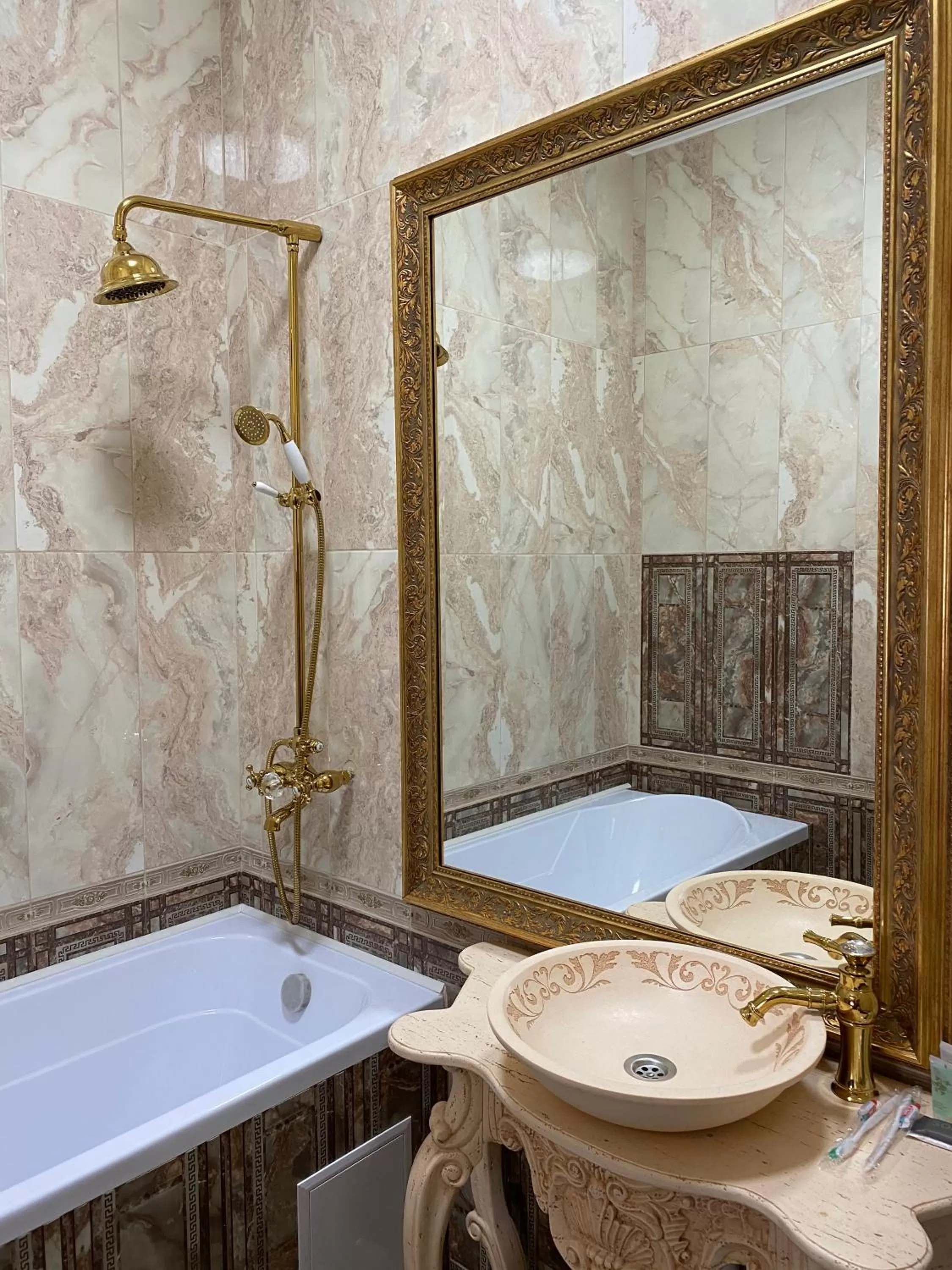 Bathroom in Lion Hotel